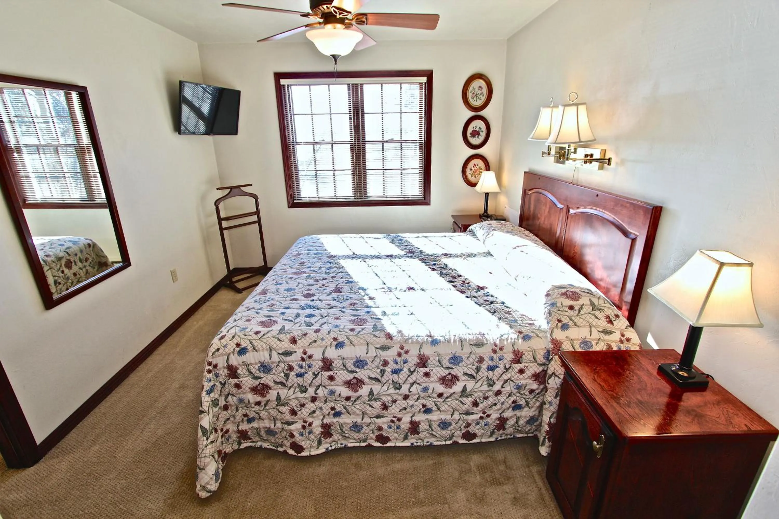 Bedroom, Bed in Baileys Harbor Yacht Club Resort