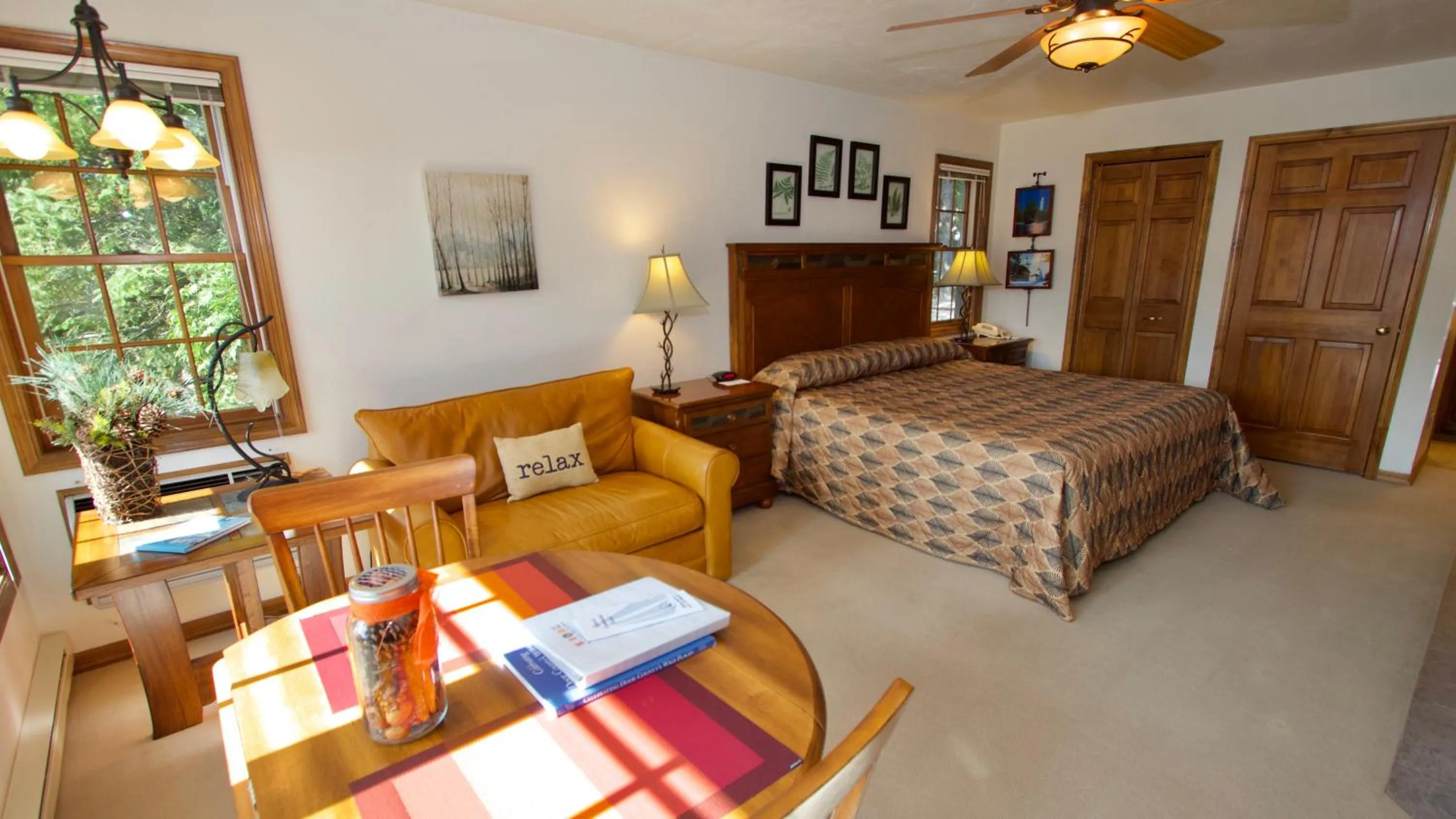 Photo of the whole room, Bed in Baileys Harbor Yacht Club Resort