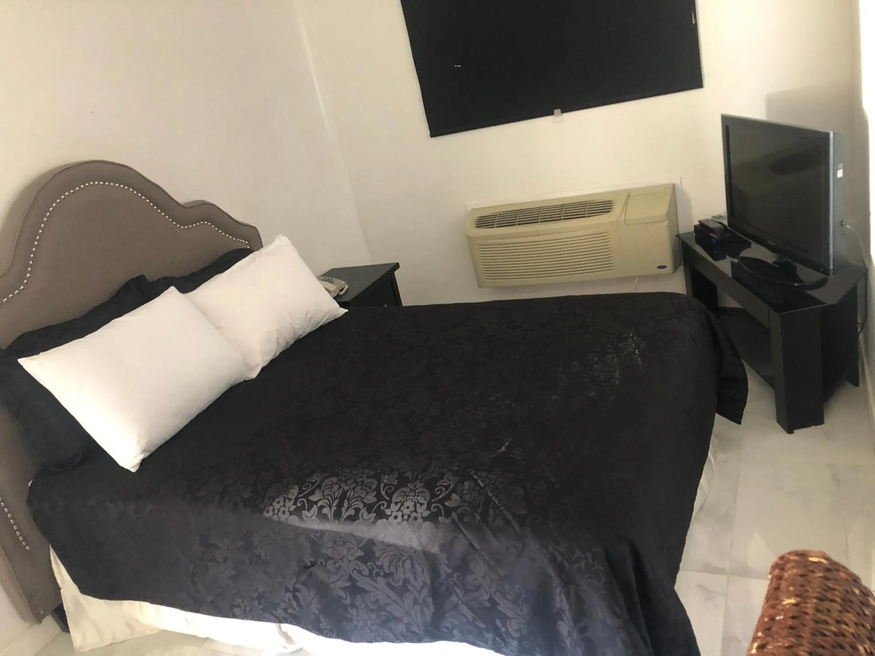 Bed in Sage Hills Motel