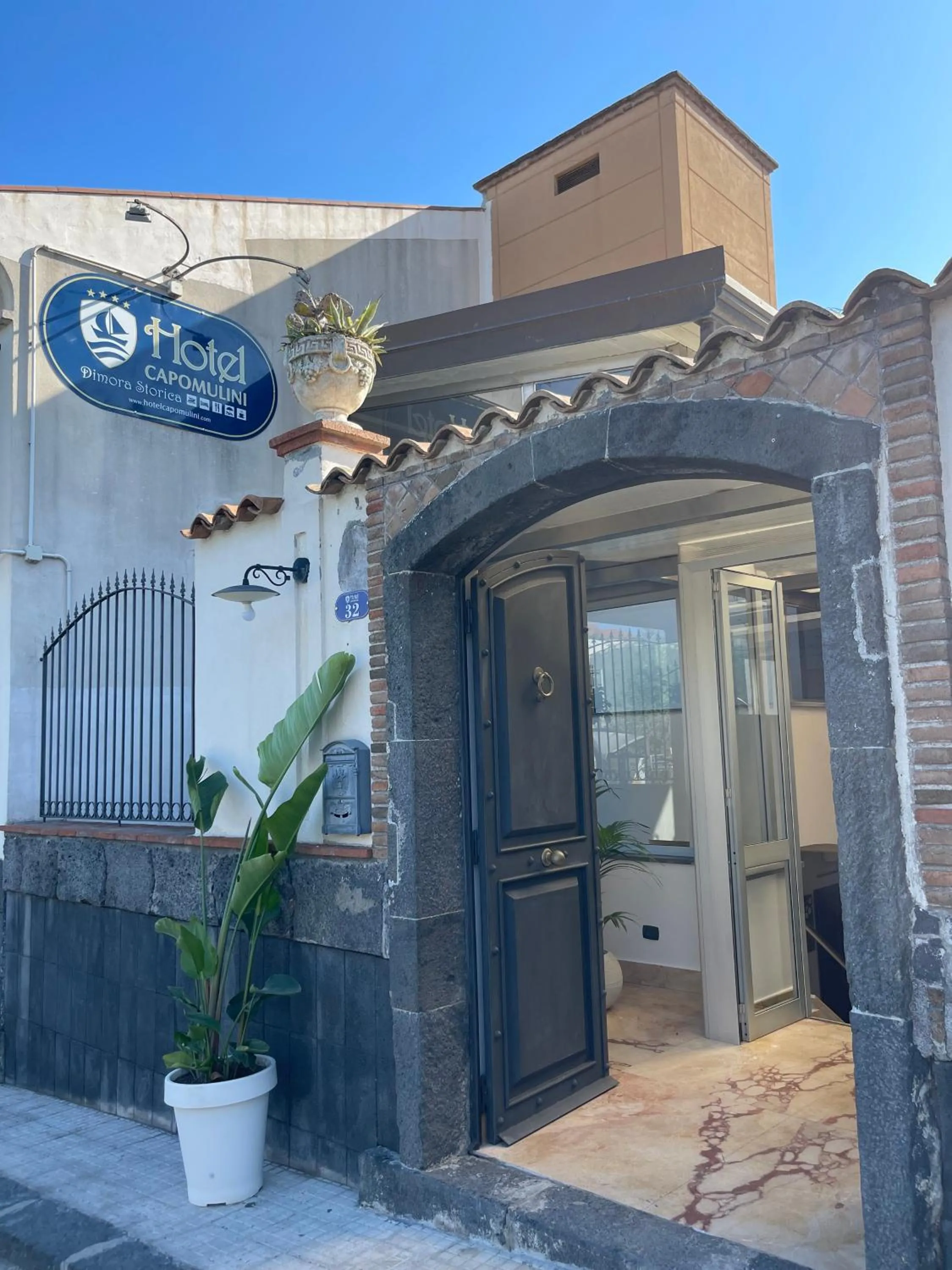 Property building in Hotel Capomulini 3 Stelle