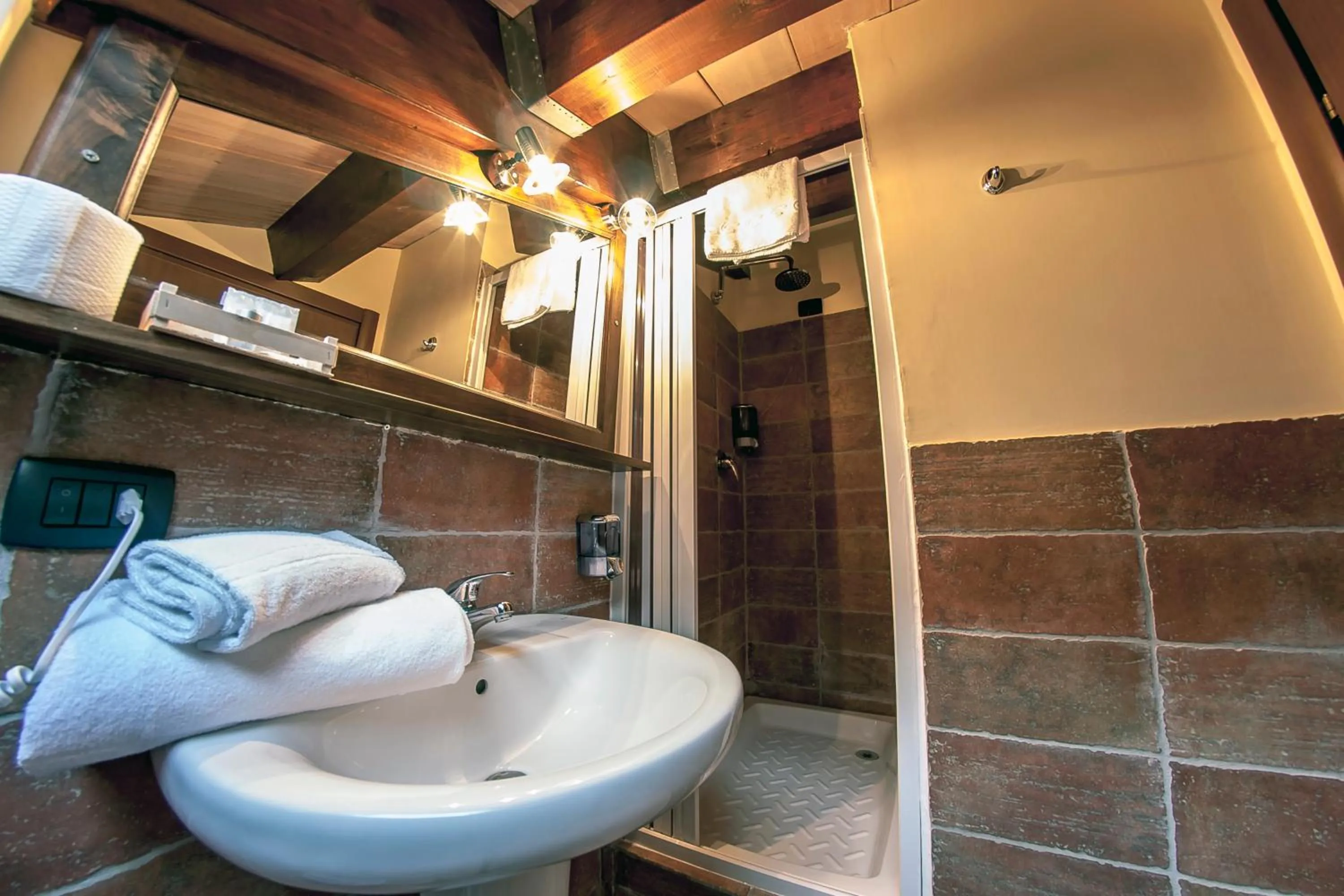 Bathroom in Hotel Capomulini 3 Stelle