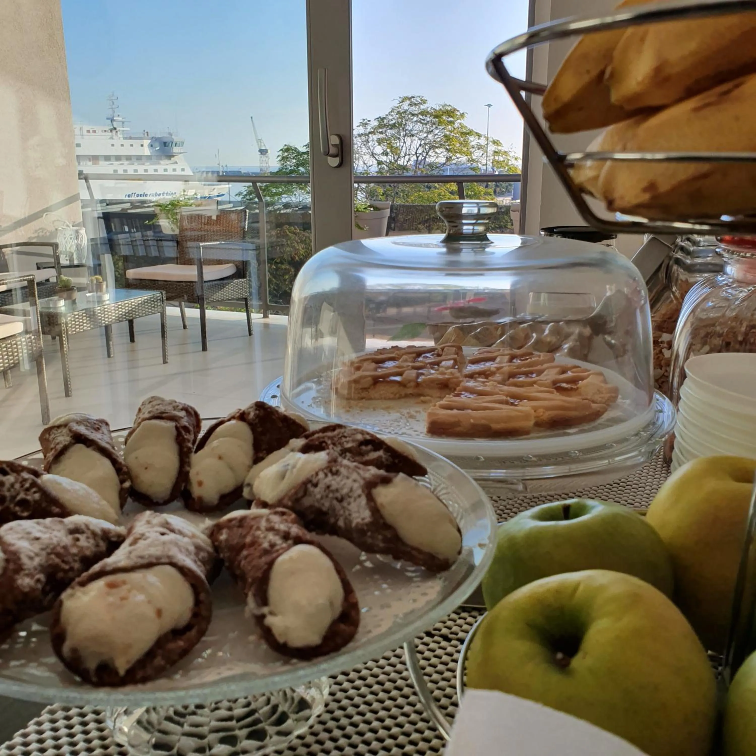 Breakfast in Location10