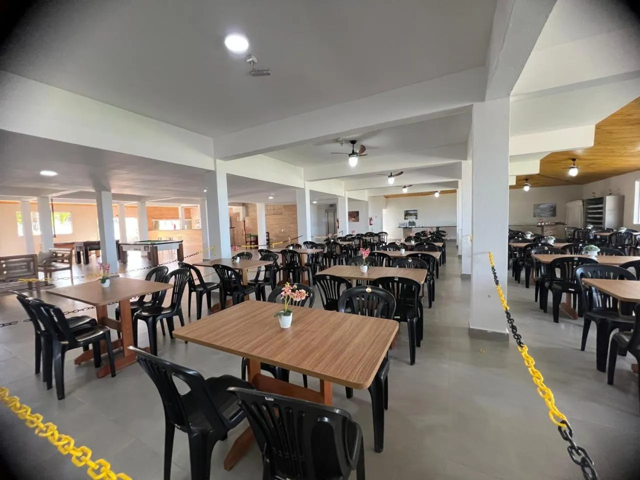 Restaurant/places to eat in Leviv Praia Hotel