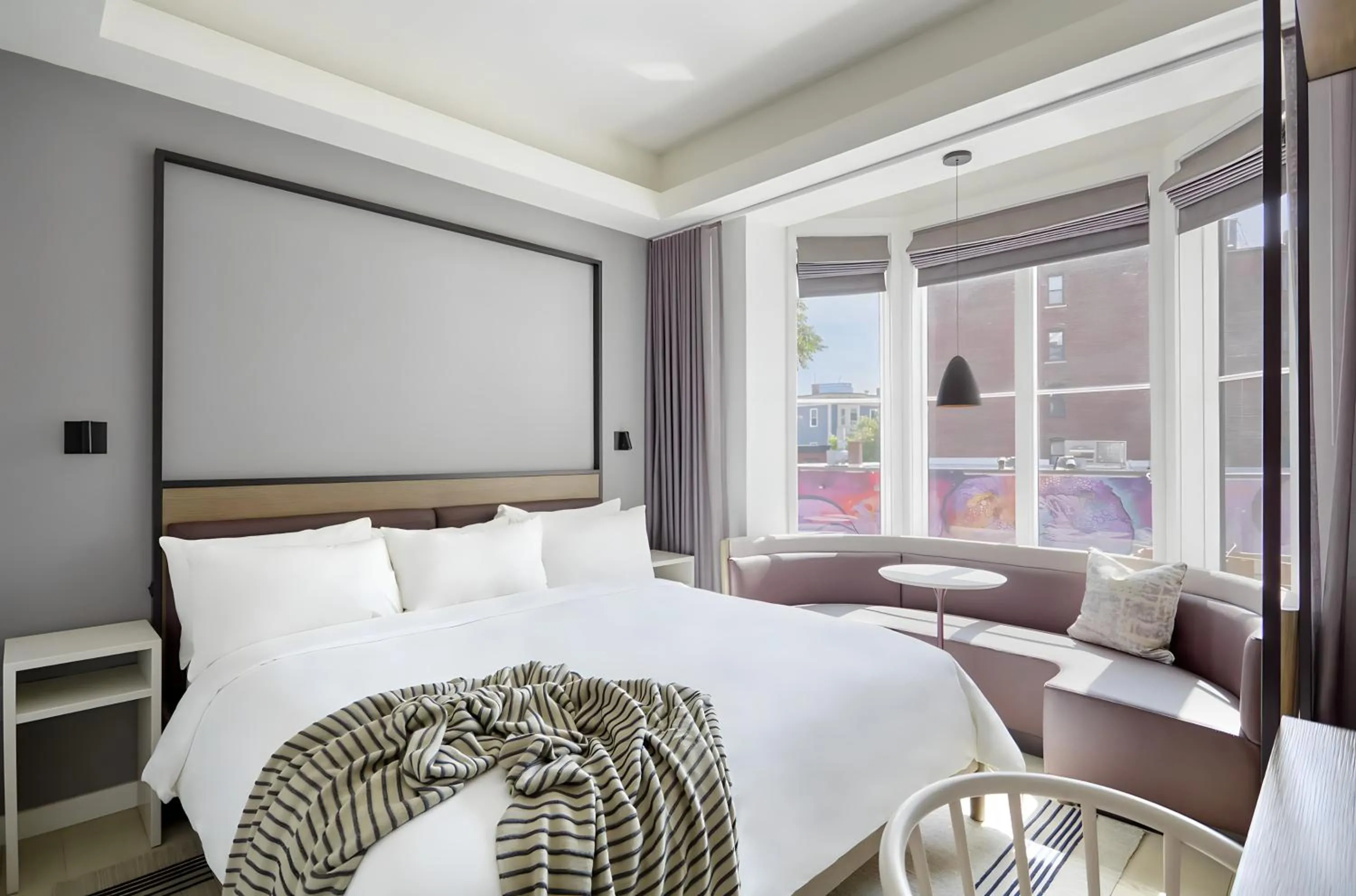 Bed in Lark Hotels 907 Main