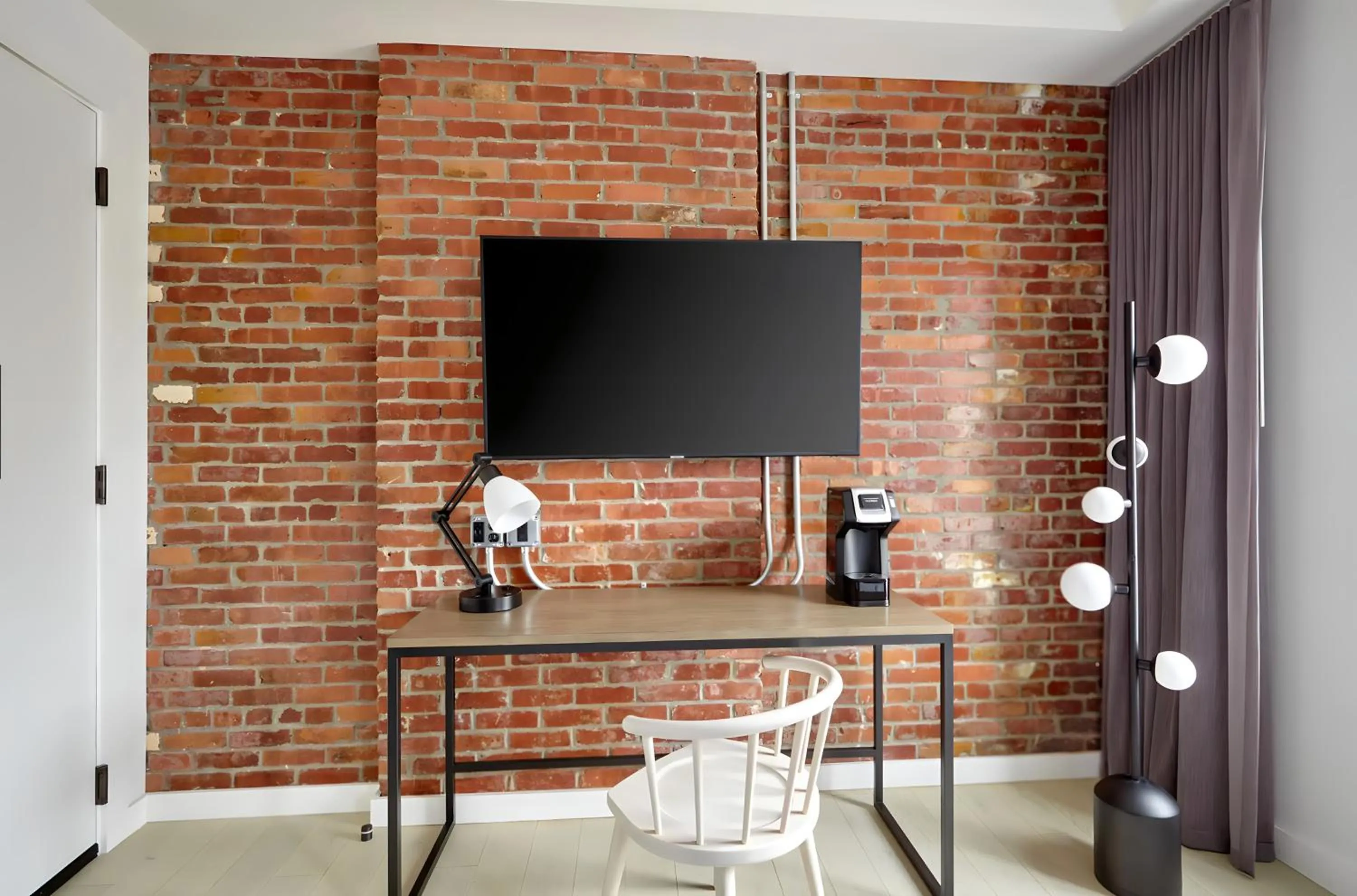 Lark Hotels 907 Main