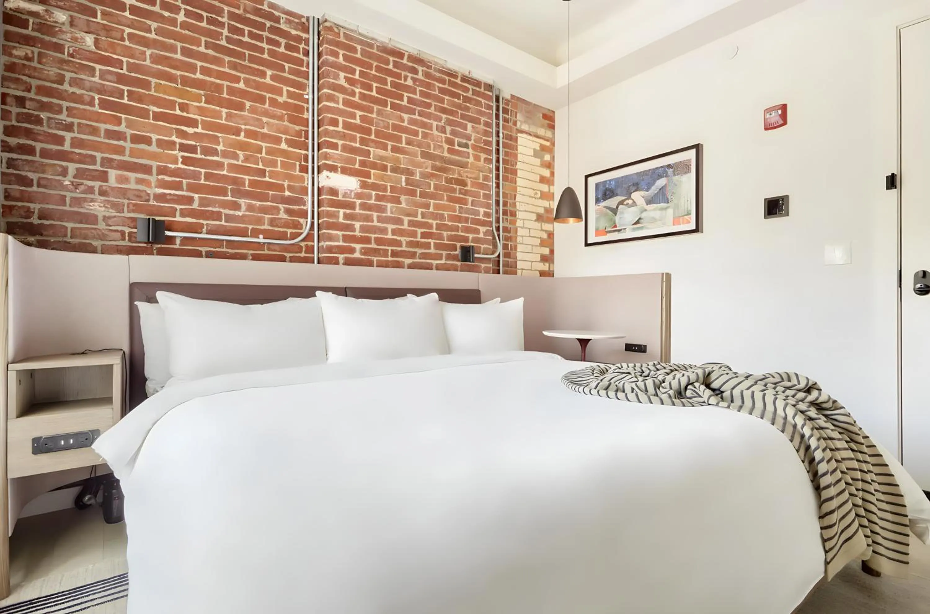 Bed in Lark Hotels 907 Main