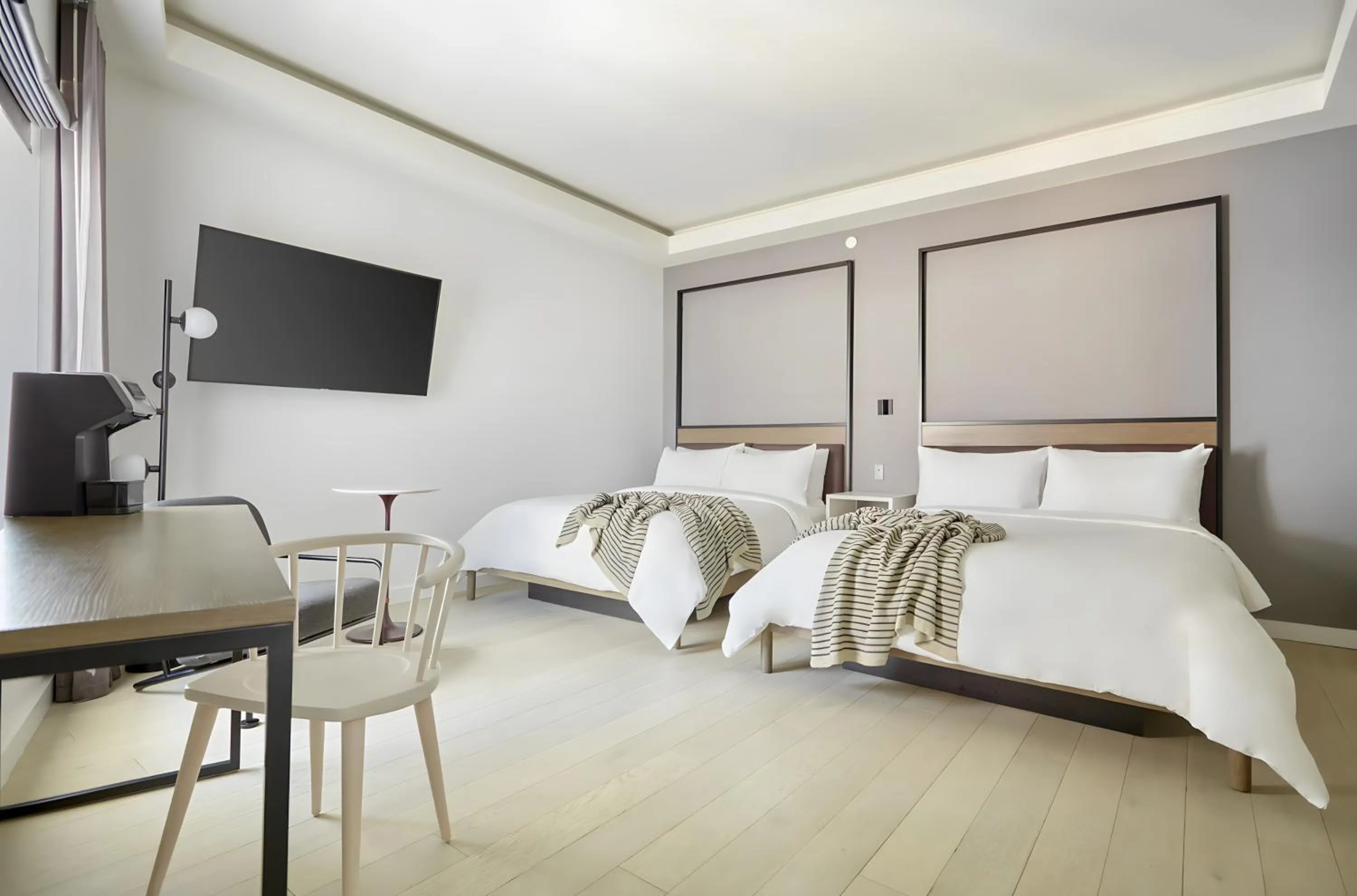 Bed in Lark Hotels 907 Main