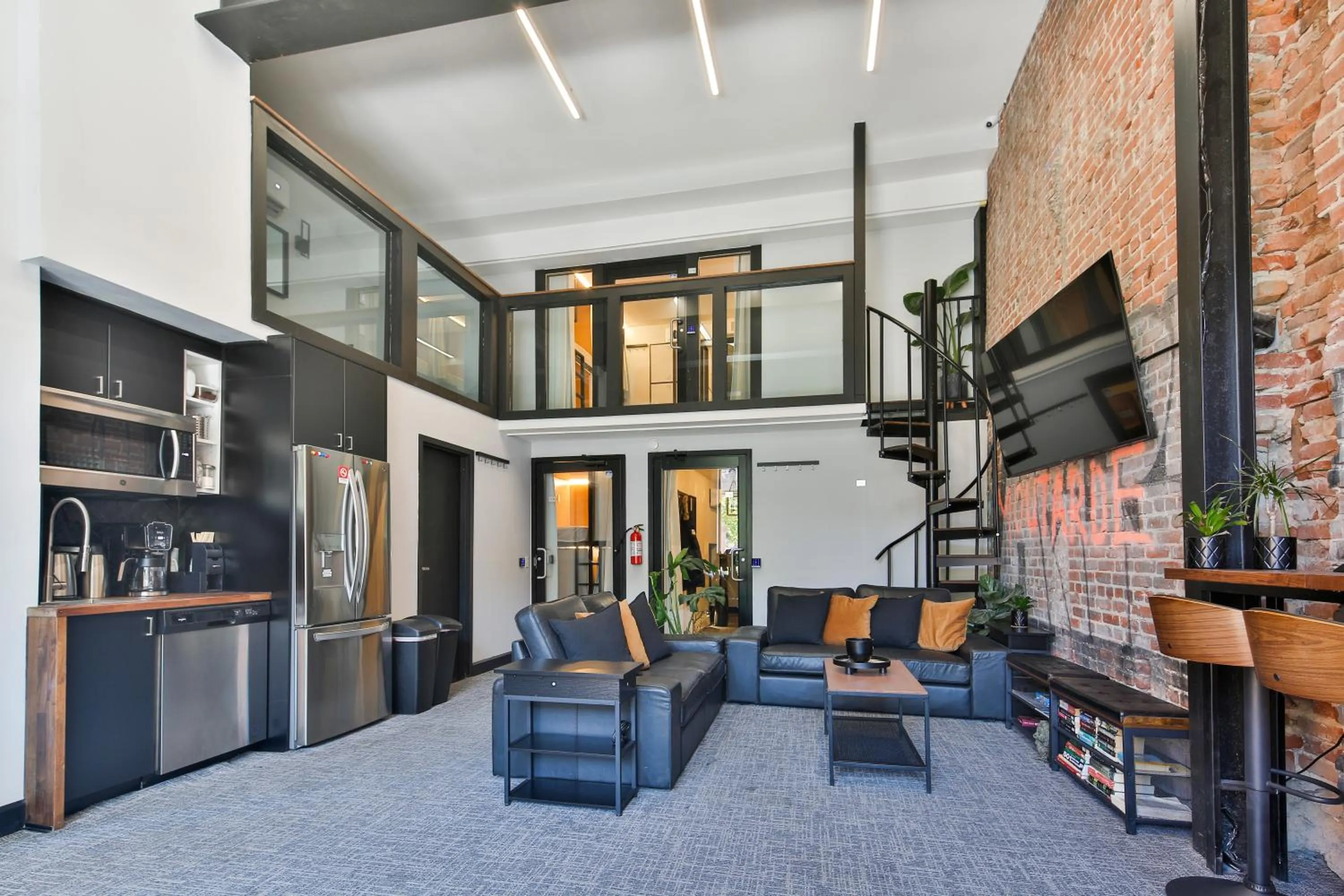 Communal lounge/ TV room in Parc Avenue Hostel