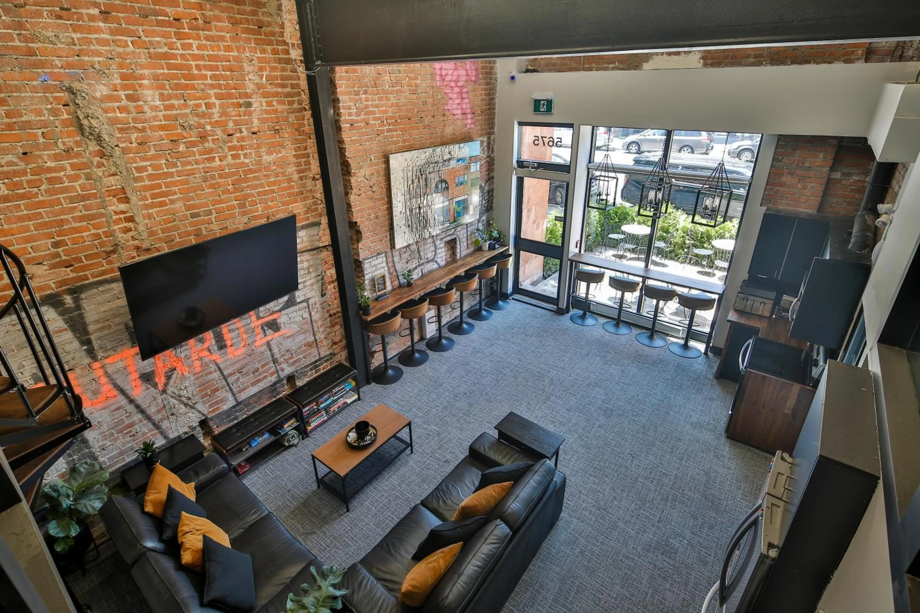 Communal lounge/ TV room in Parc Avenue Hostel