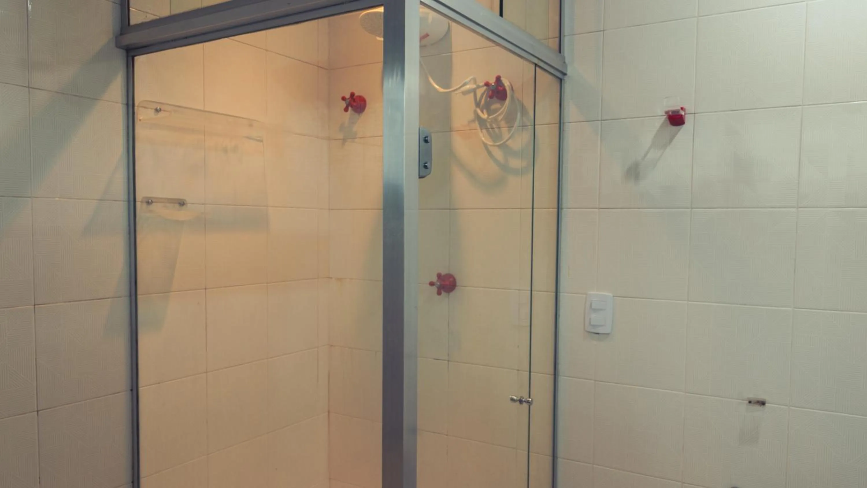 Shower in Urbanature Filme & Arte - Comfort Hostel Brooklin