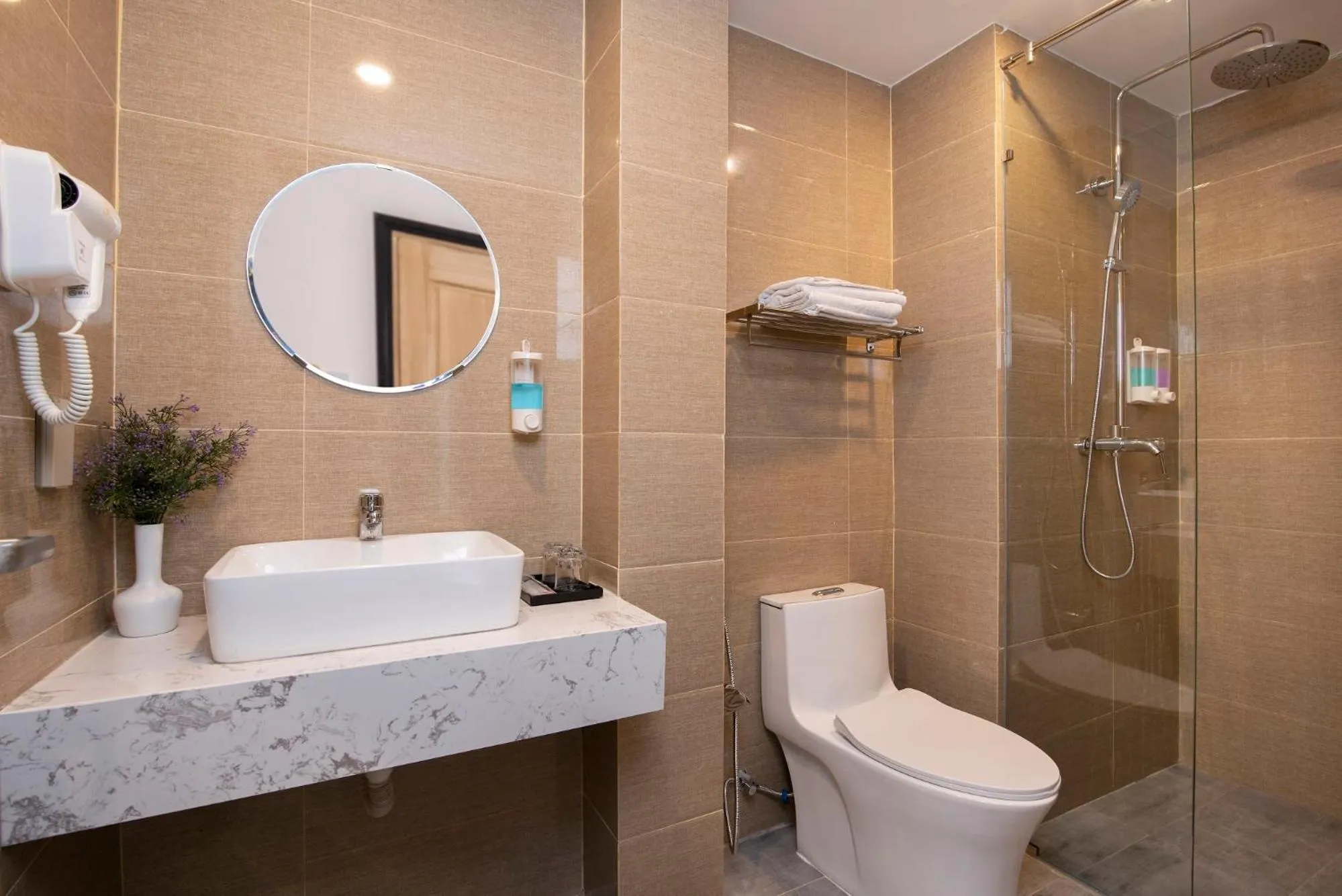 TITAN HOTEL - Formerly known as Golden Lotus Central Hotel