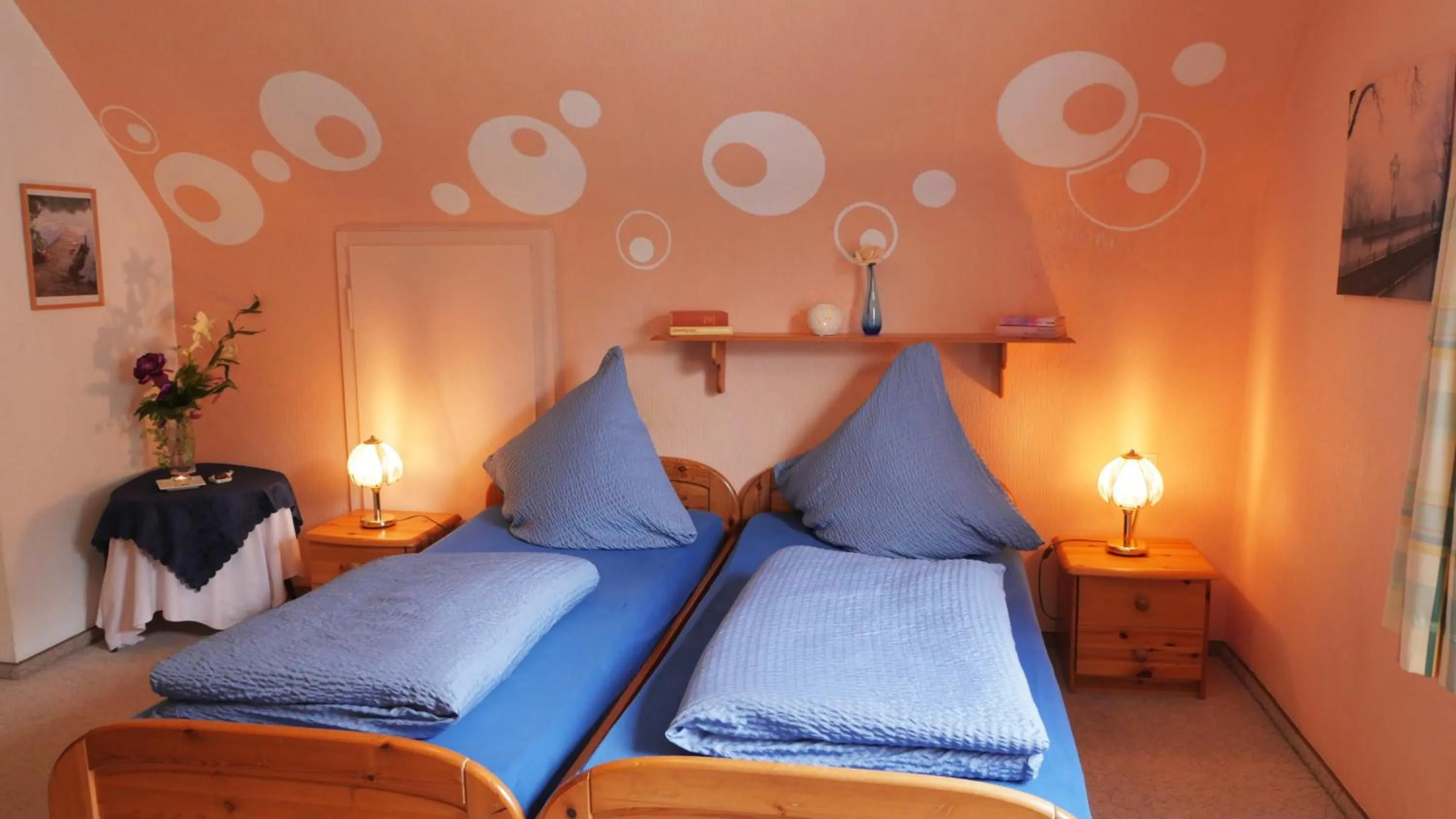 Property building, Bed in Hotel zur Post