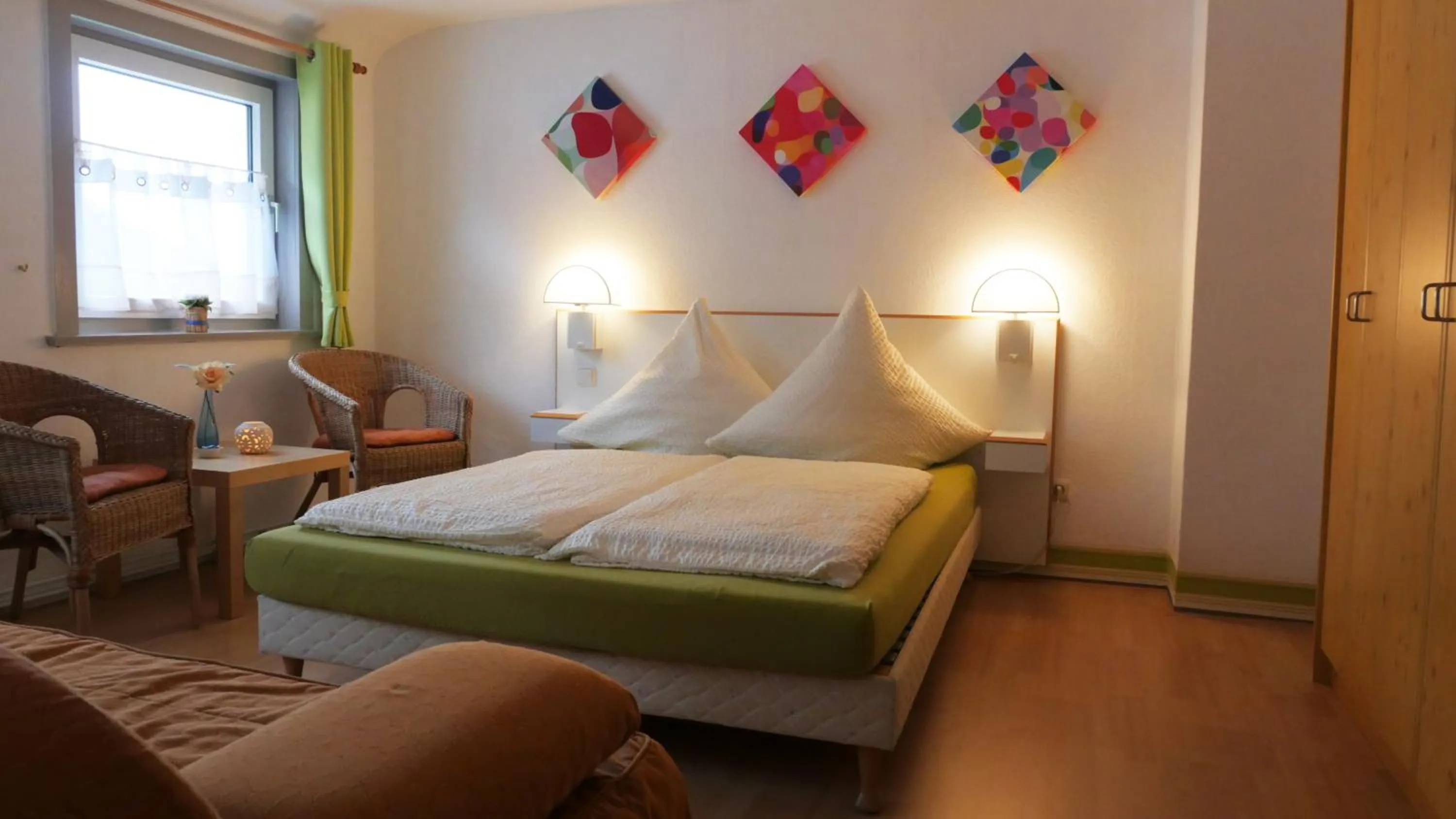 Property building, Bed in Hotel zur Post