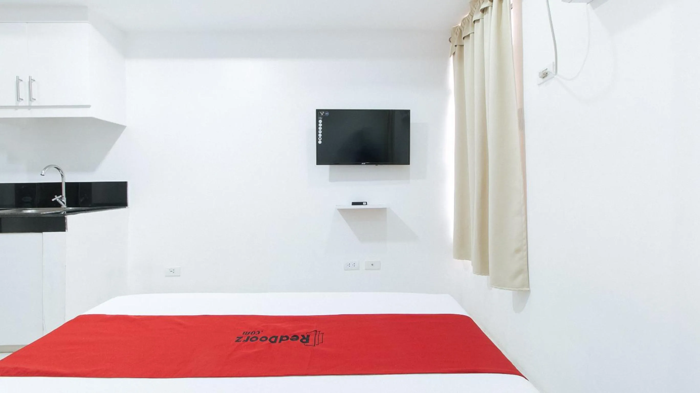 Bed in RedDoorz at DBuilders Rooms Bangkal Makati