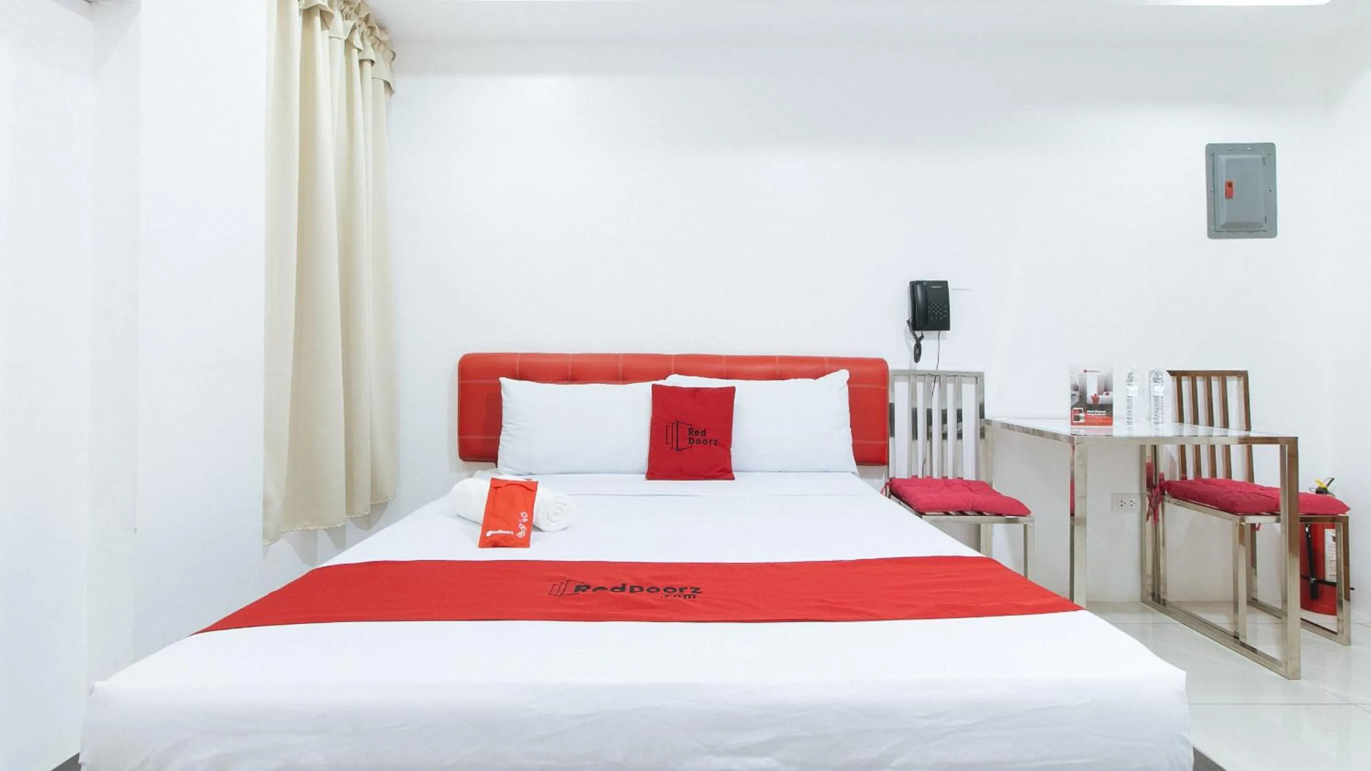 Bedroom, Bed in RedDoorz at DBuilders Rooms Bangkal Makati