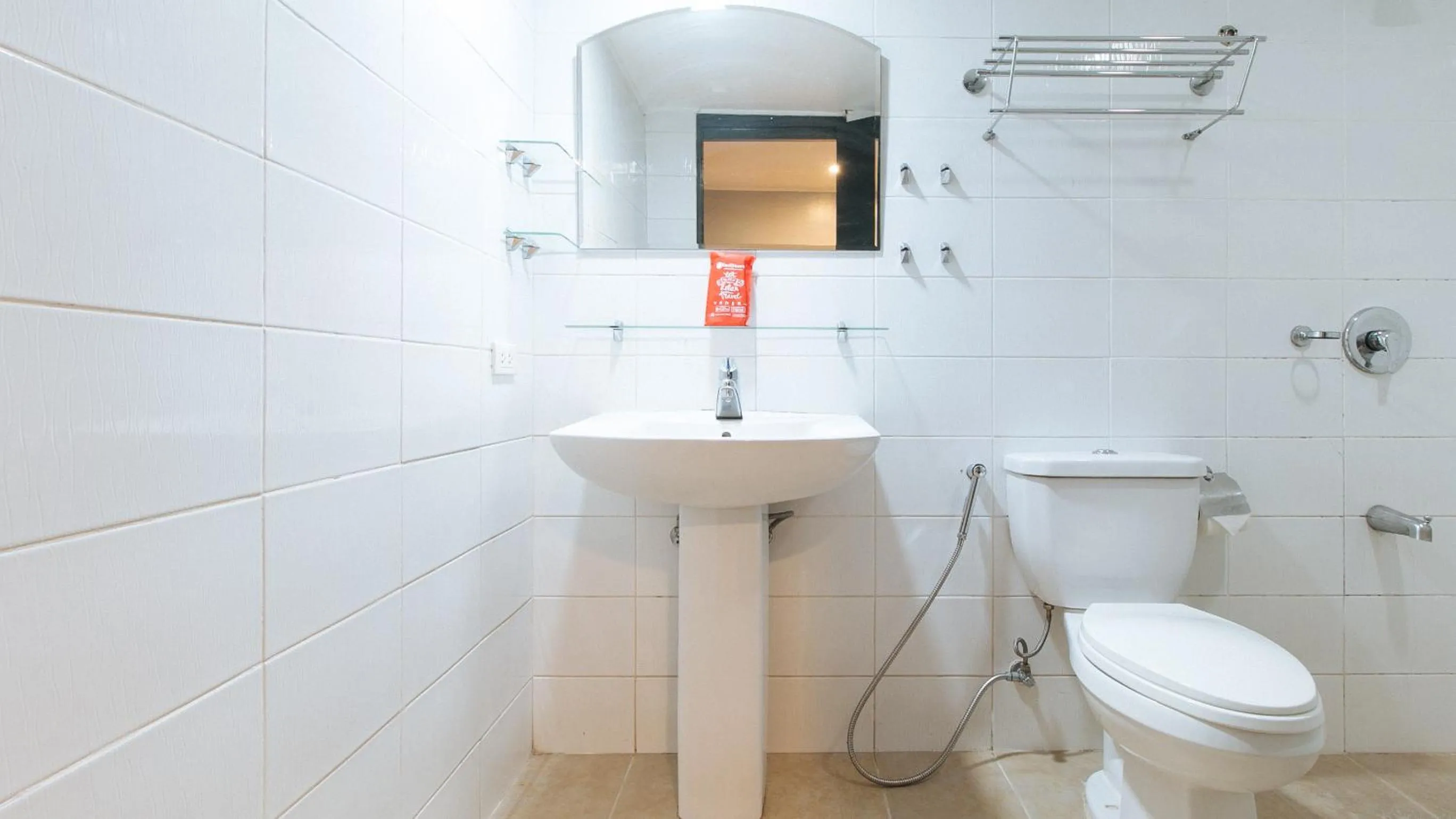 Bathroom in RedDoorz at DBuilders Rooms Bangkal Makati