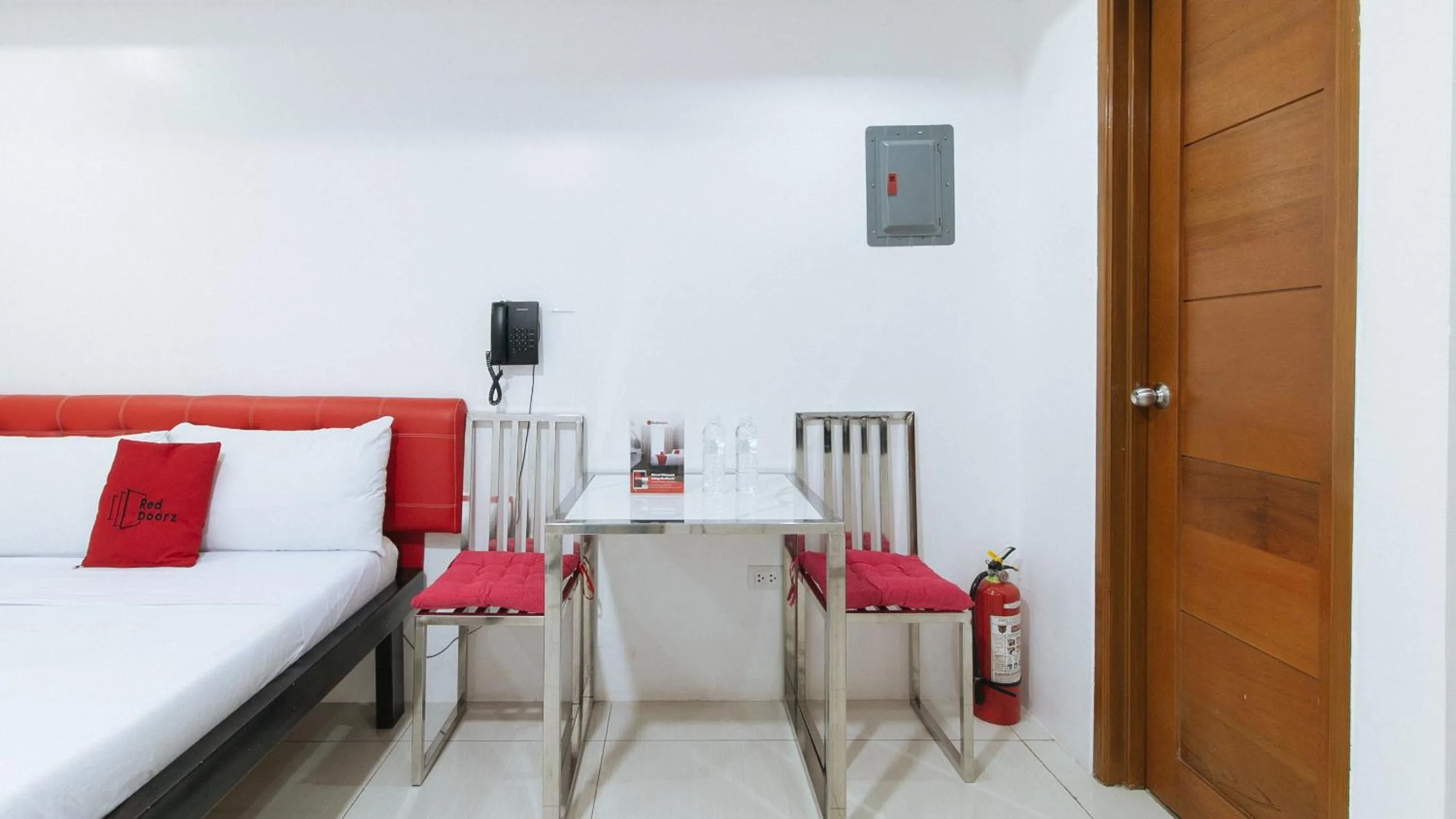 Bed in RedDoorz at DBuilders Rooms Bangkal Makati