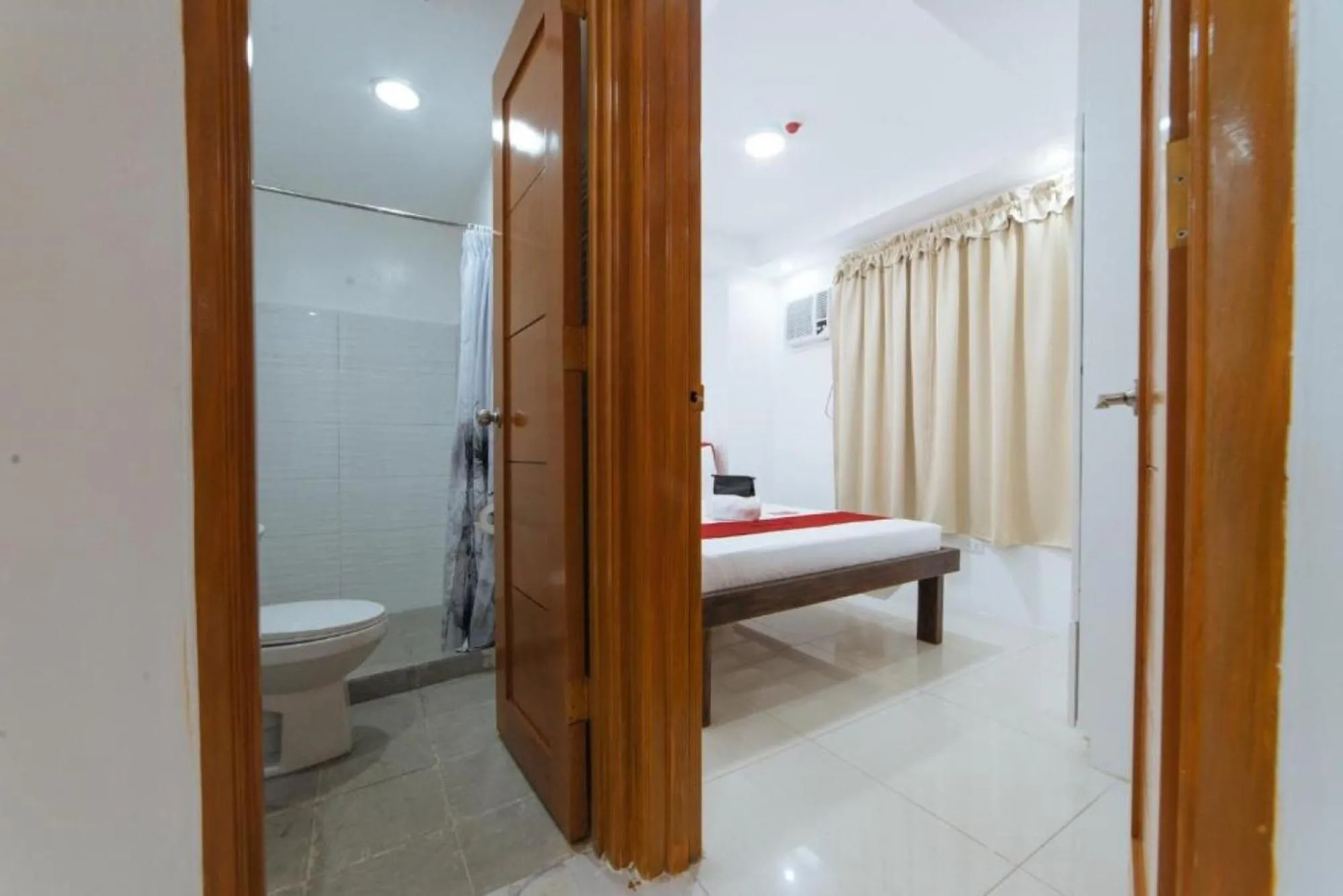 Bathroom, Bed in RedDoorz at DBuilders Rooms Bangkal Makati