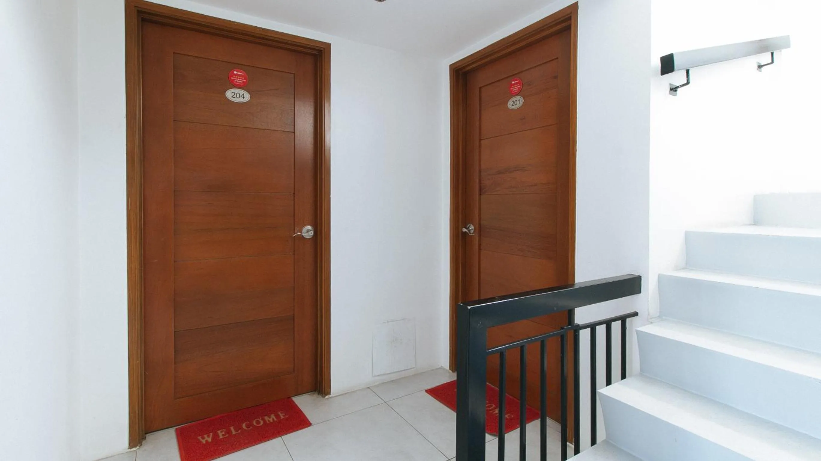 Bathroom in RedDoorz at DBuilders Rooms Bangkal Makati