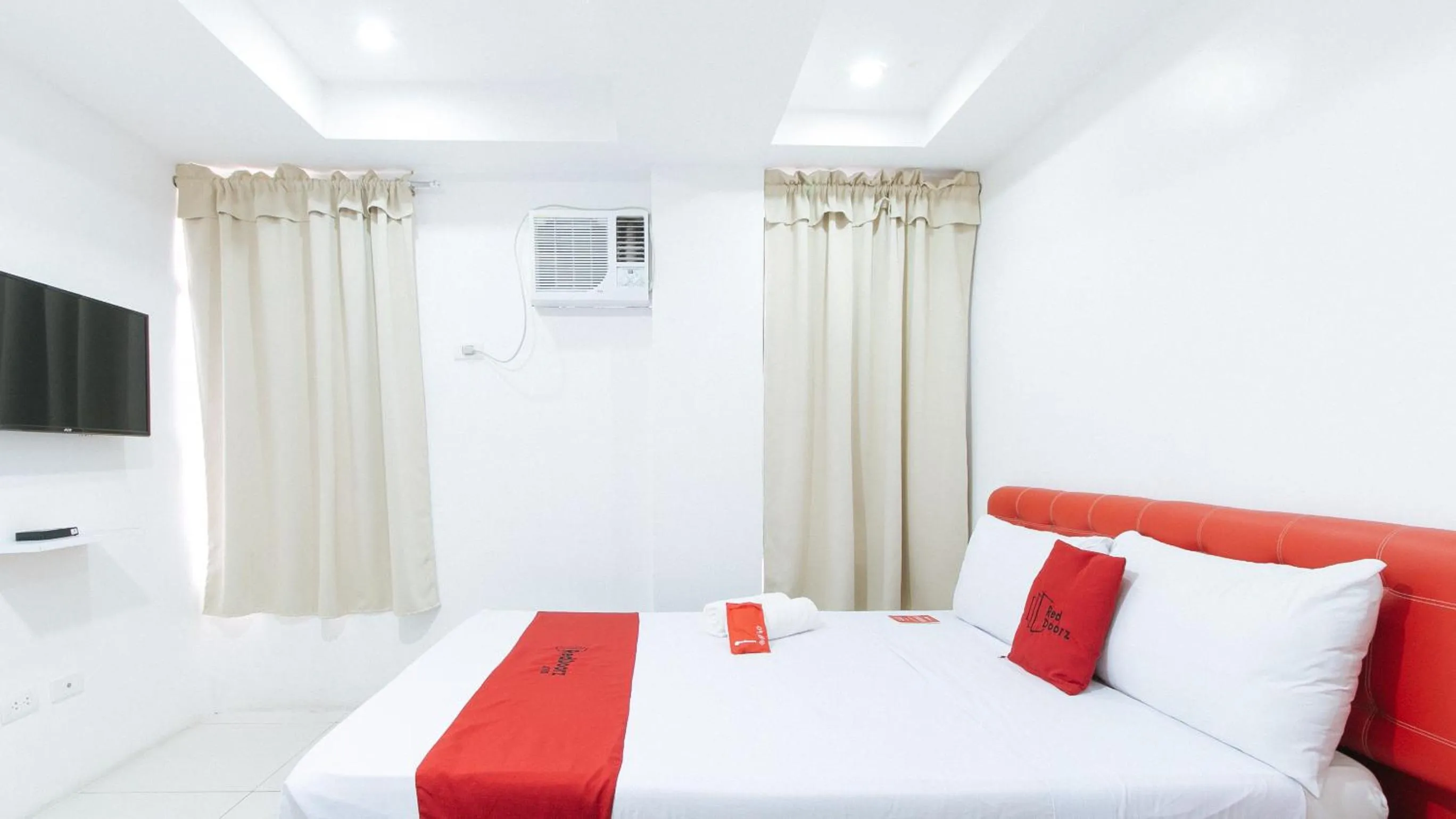 Bedroom, Bed in RedDoorz at DBuilders Rooms Bangkal Makati