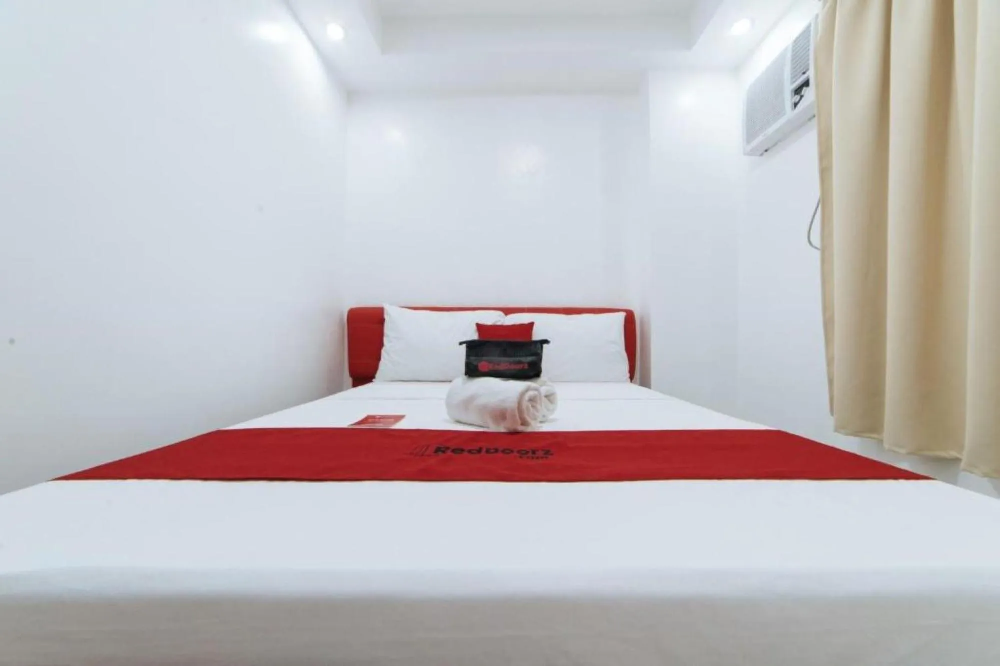 Bedroom, Bed in RedDoorz at DBuilders Rooms Bangkal Makati