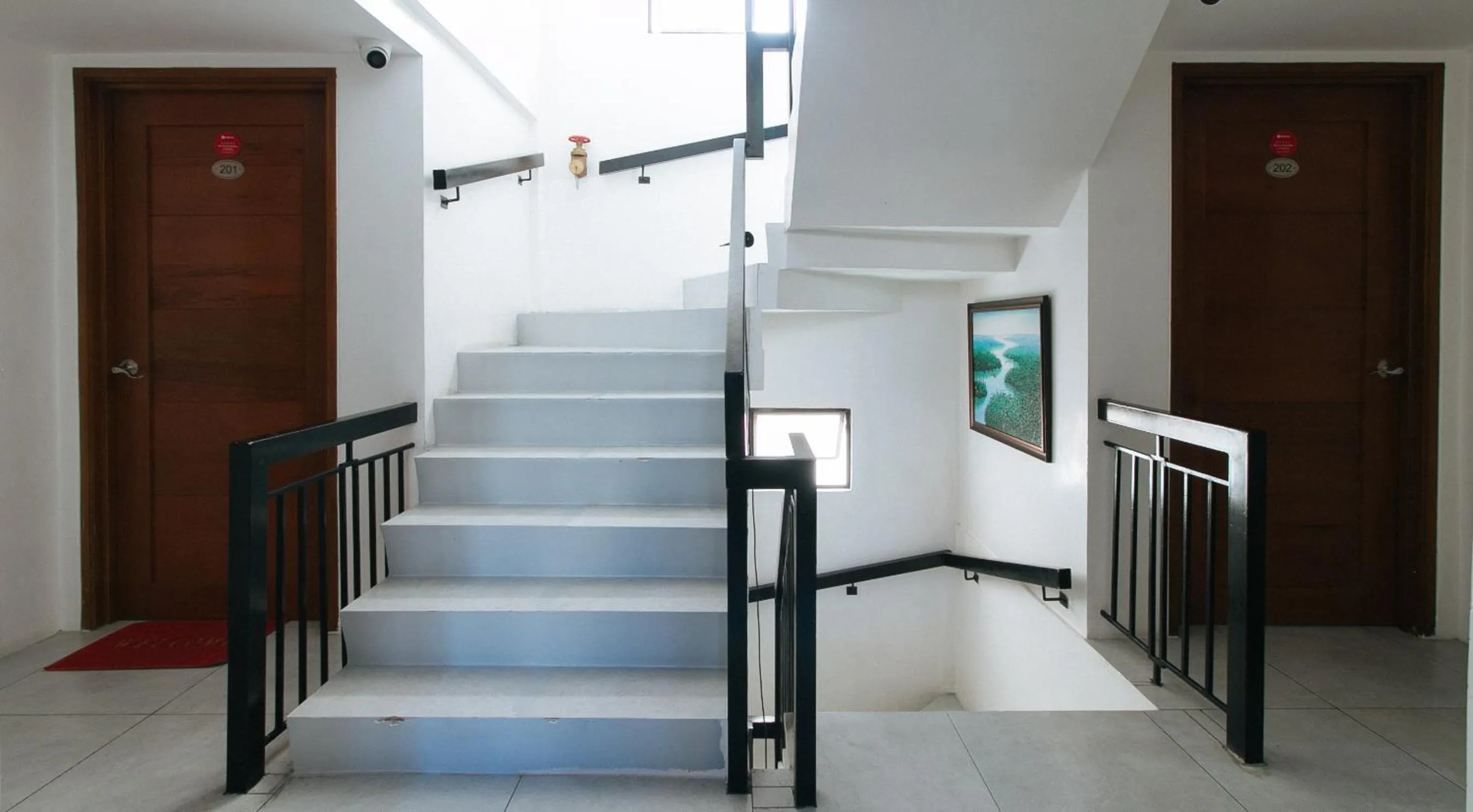 Balcony/Terrace in RedDoorz at DBuilders Rooms Bangkal Makati