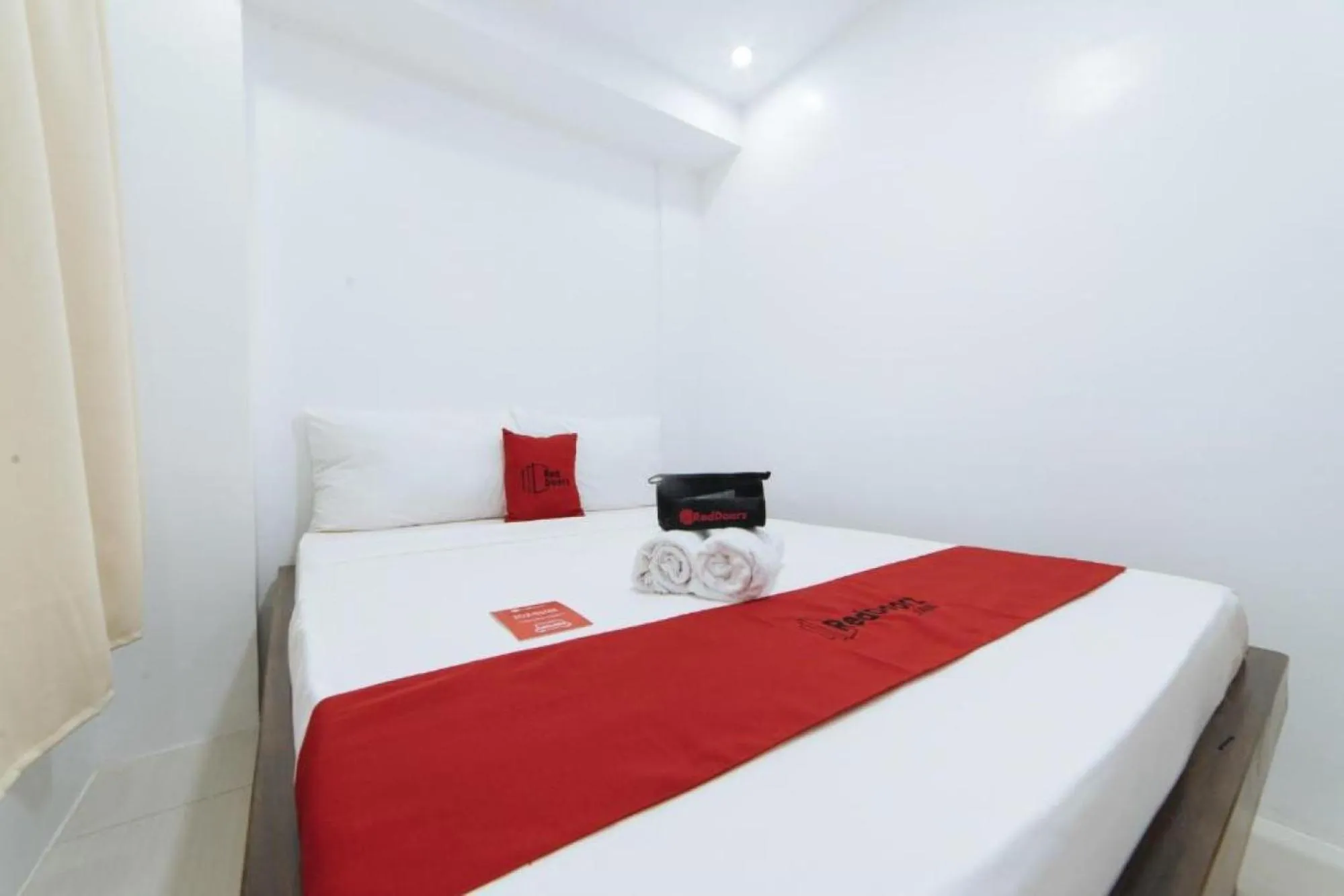 Photo of the whole room, Bed in RedDoorz at DBuilders Rooms Bangkal Makati