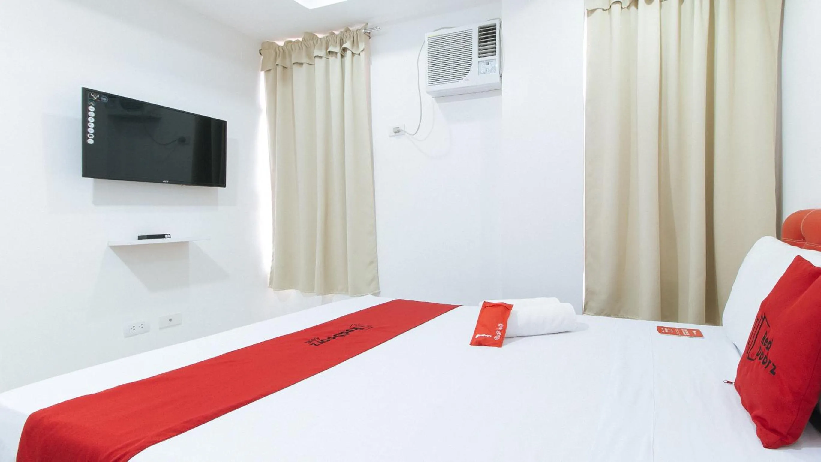 TV and multimedia, Bed in RedDoorz at DBuilders Rooms Bangkal Makati