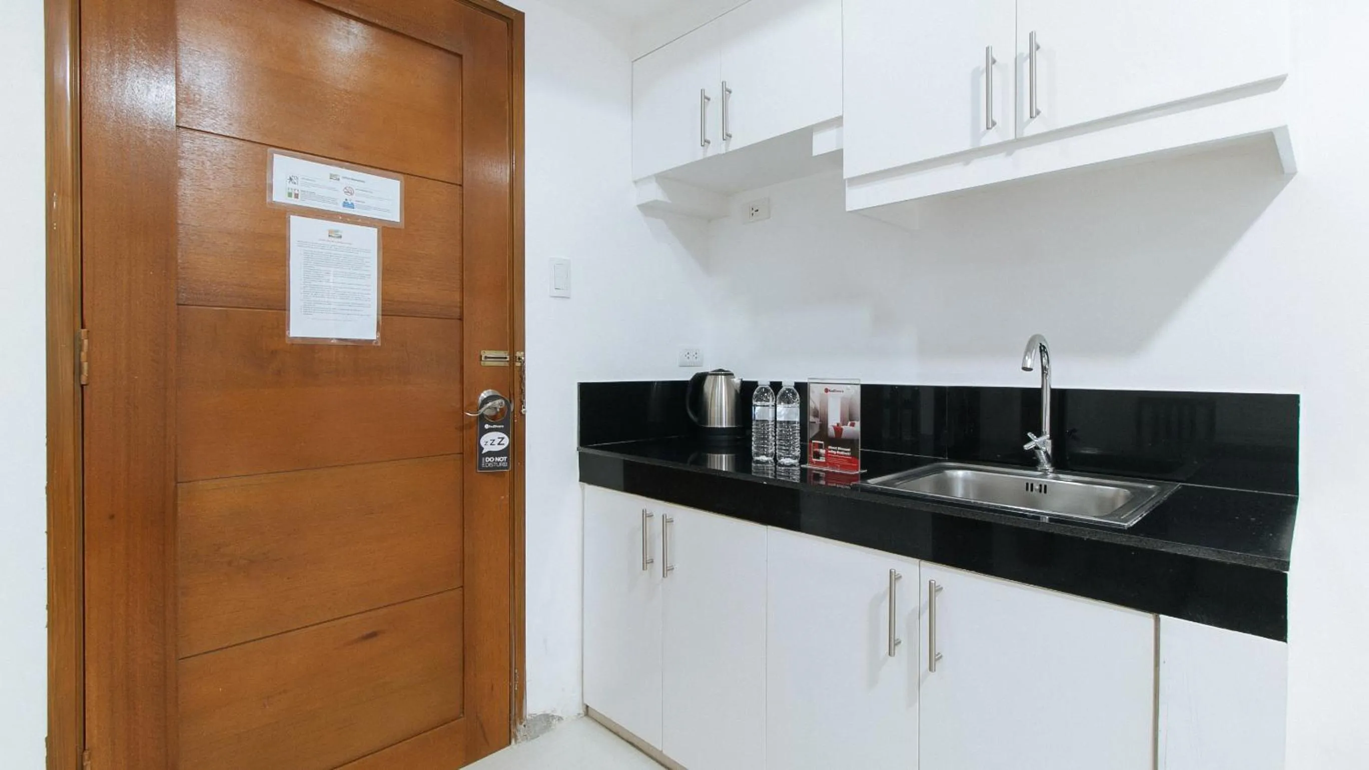 Kitchen or kitchenette in RedDoorz at DBuilders Rooms Bangkal Makati