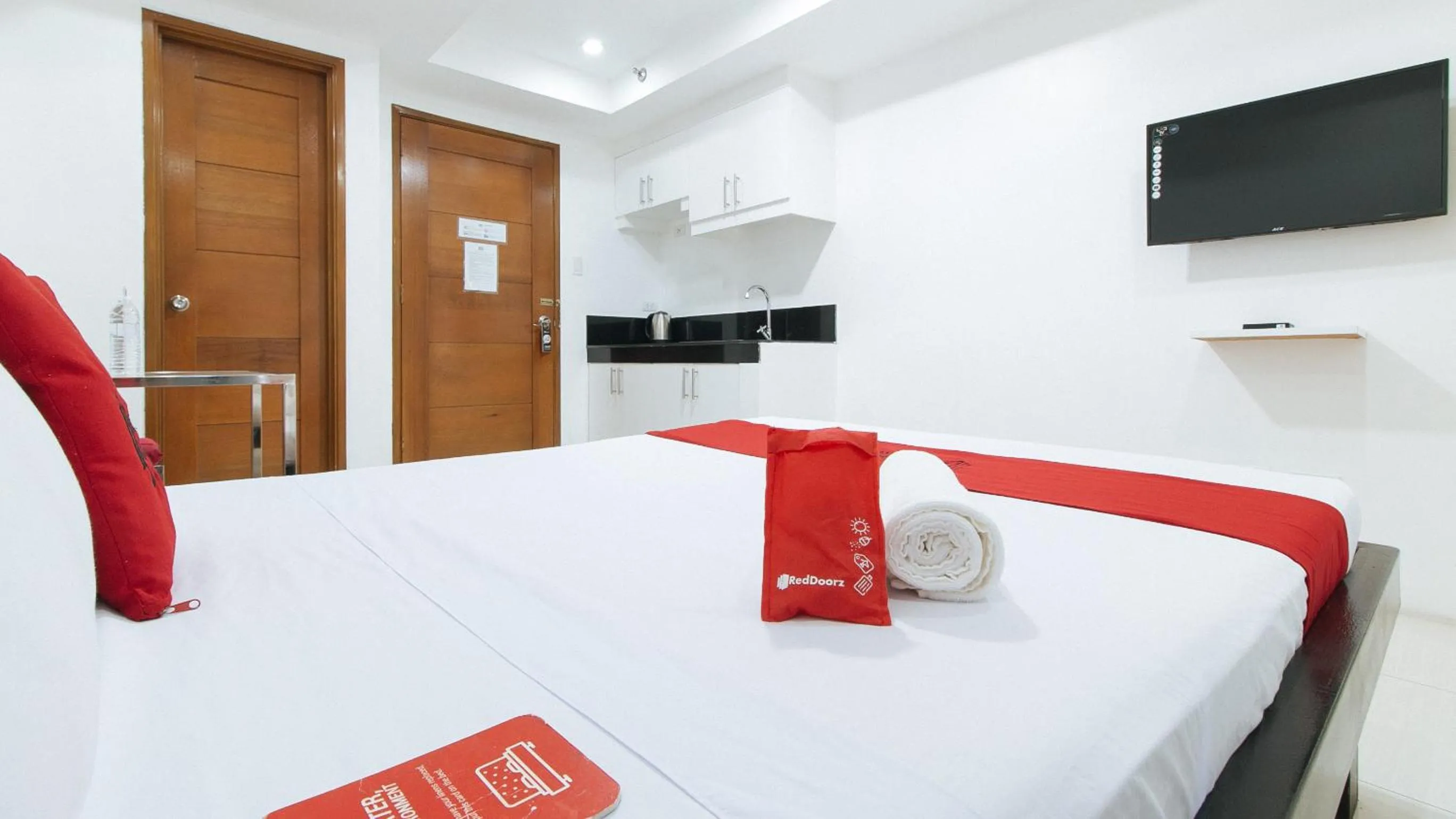 TV and multimedia, Bed in RedDoorz at DBuilders Rooms Bangkal Makati