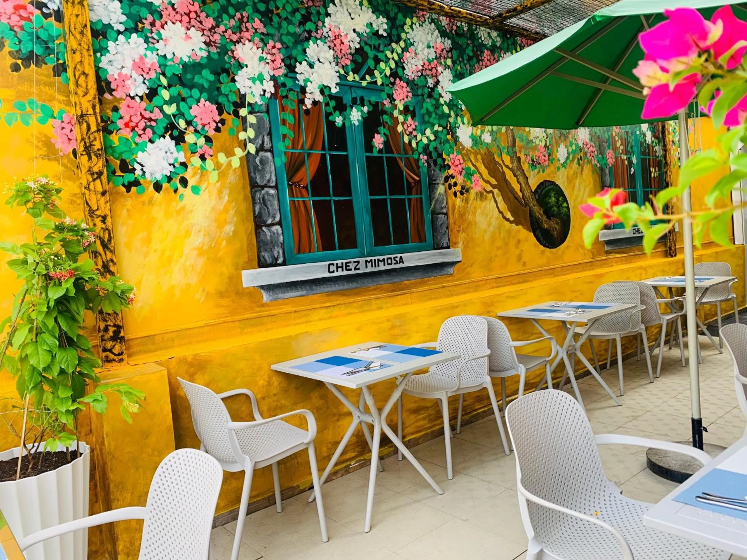 Restaurant/places to eat in Chez Mimosa Petite - Free Laundry