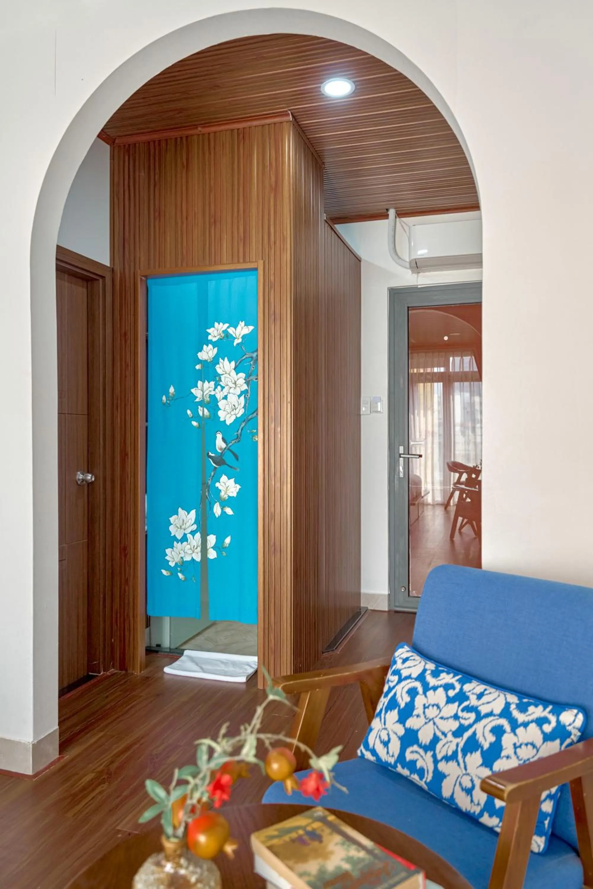 Shower, Bed in Chez Mimosa Petite - Free Laundry