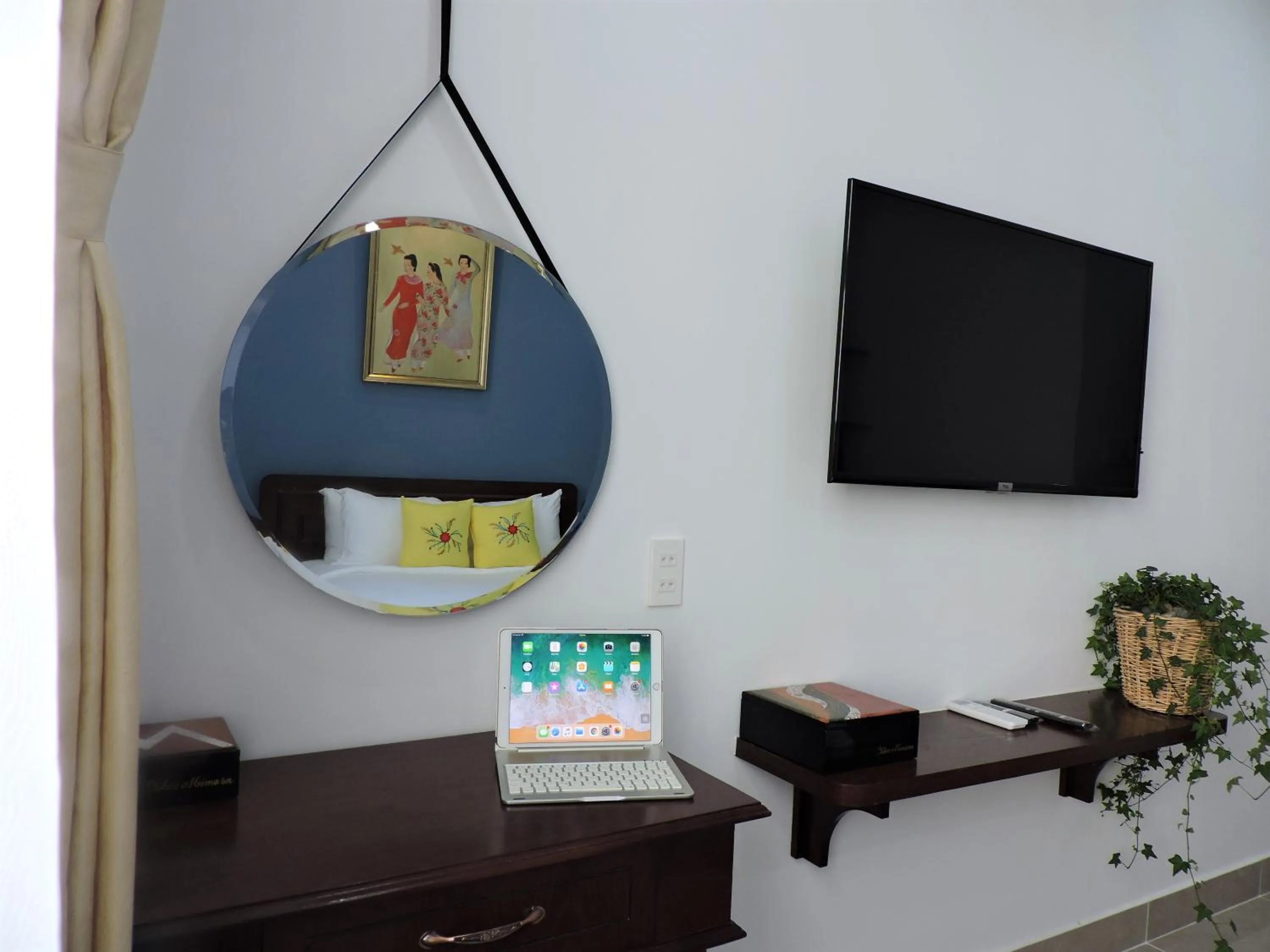 TV and multimedia in Chez Mimosa Petite - Free Laundry