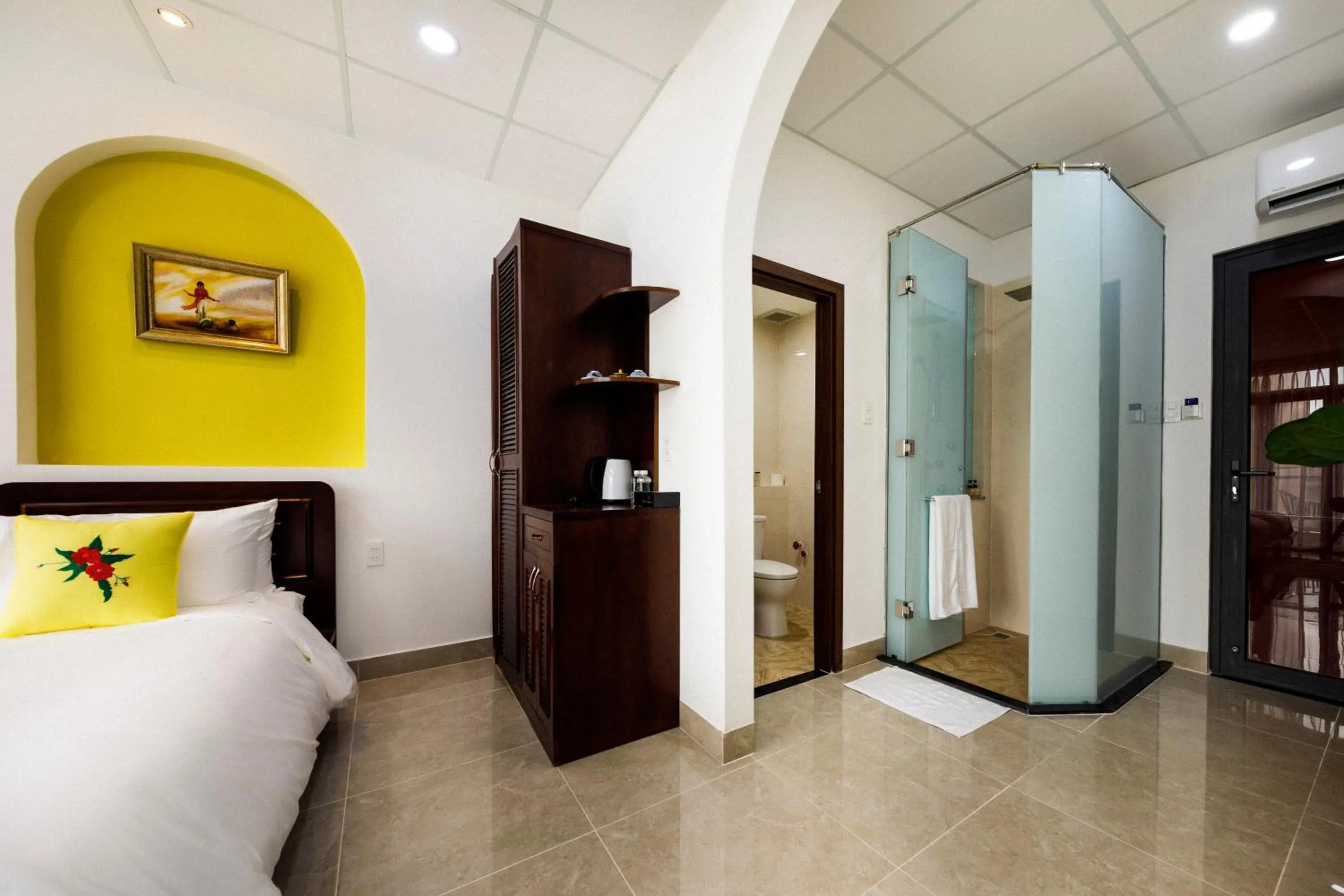 Shower, Bed in Chez Mimosa Petite - Free Laundry