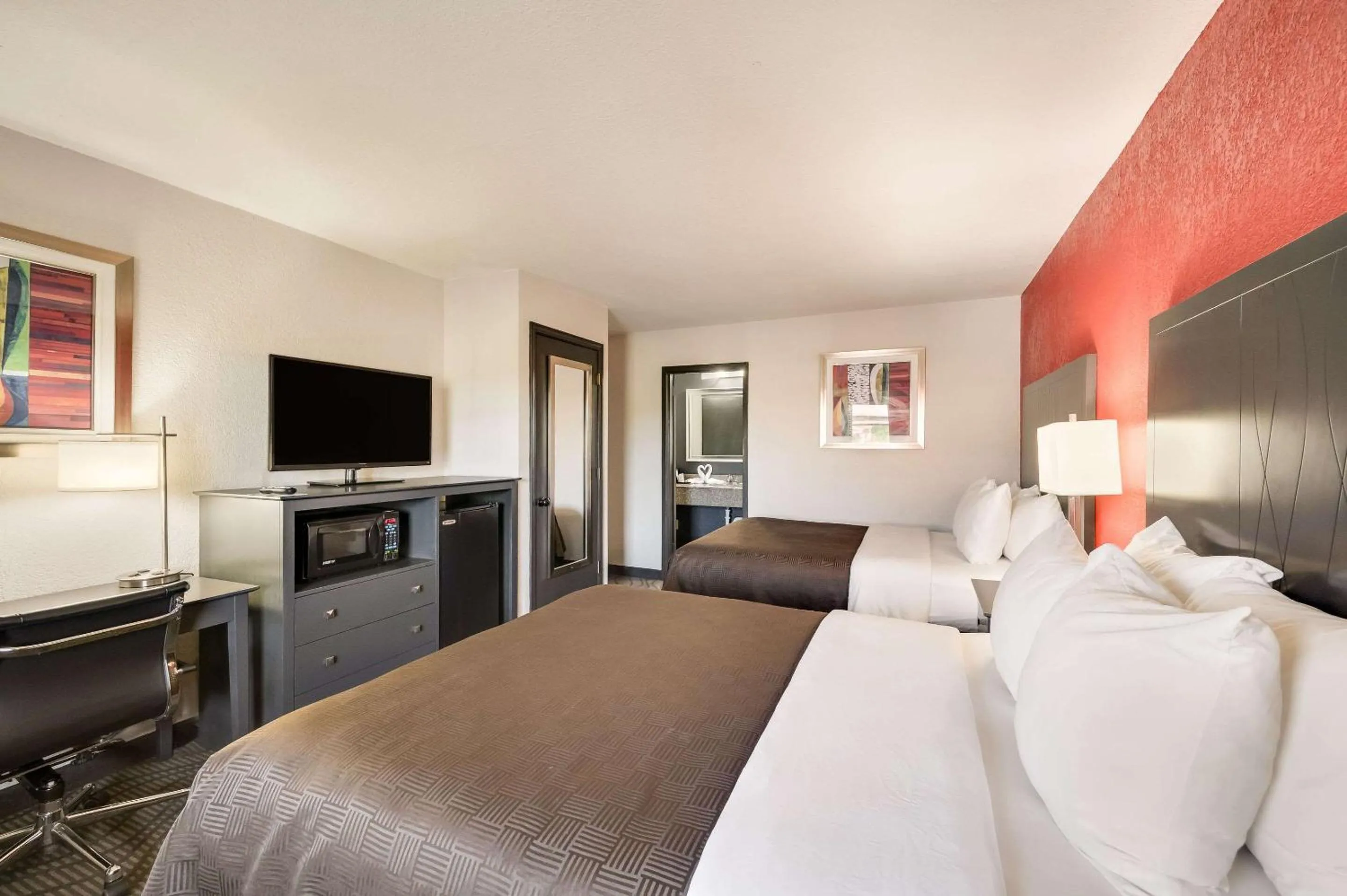 Bedroom in Clarion Inn & Suites Russellville I-40