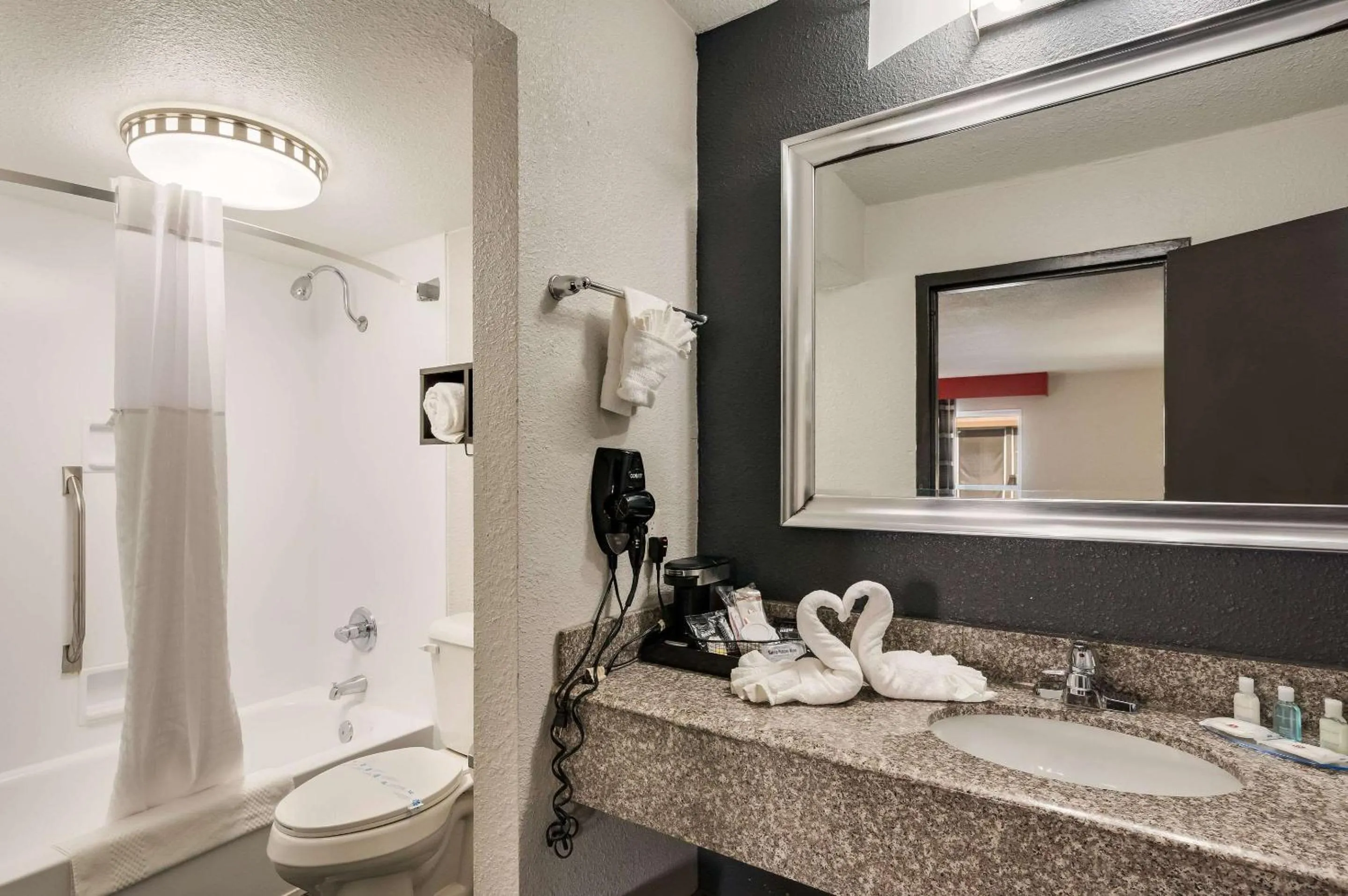 Bedroom in Clarion Inn & Suites Russellville I-40