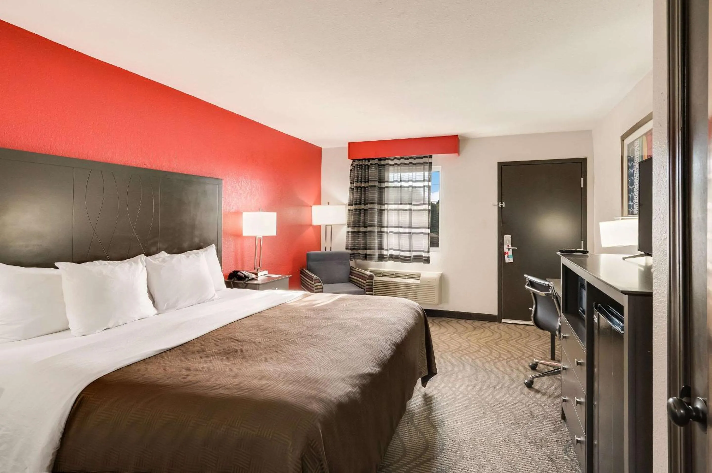 Bedroom in Clarion Inn & Suites Russellville I-40