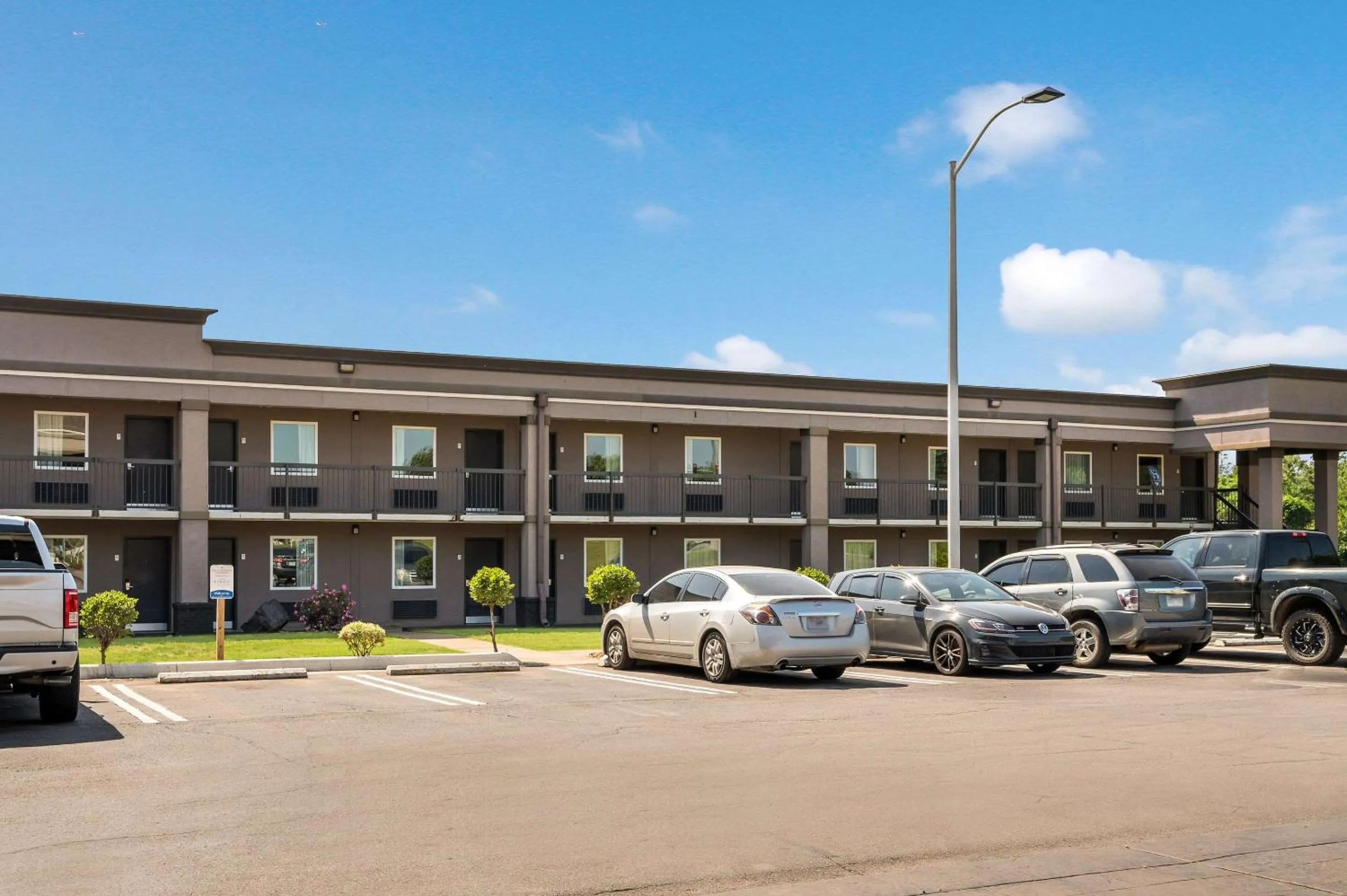 Property building in Clarion Inn & Suites Russellville I-40