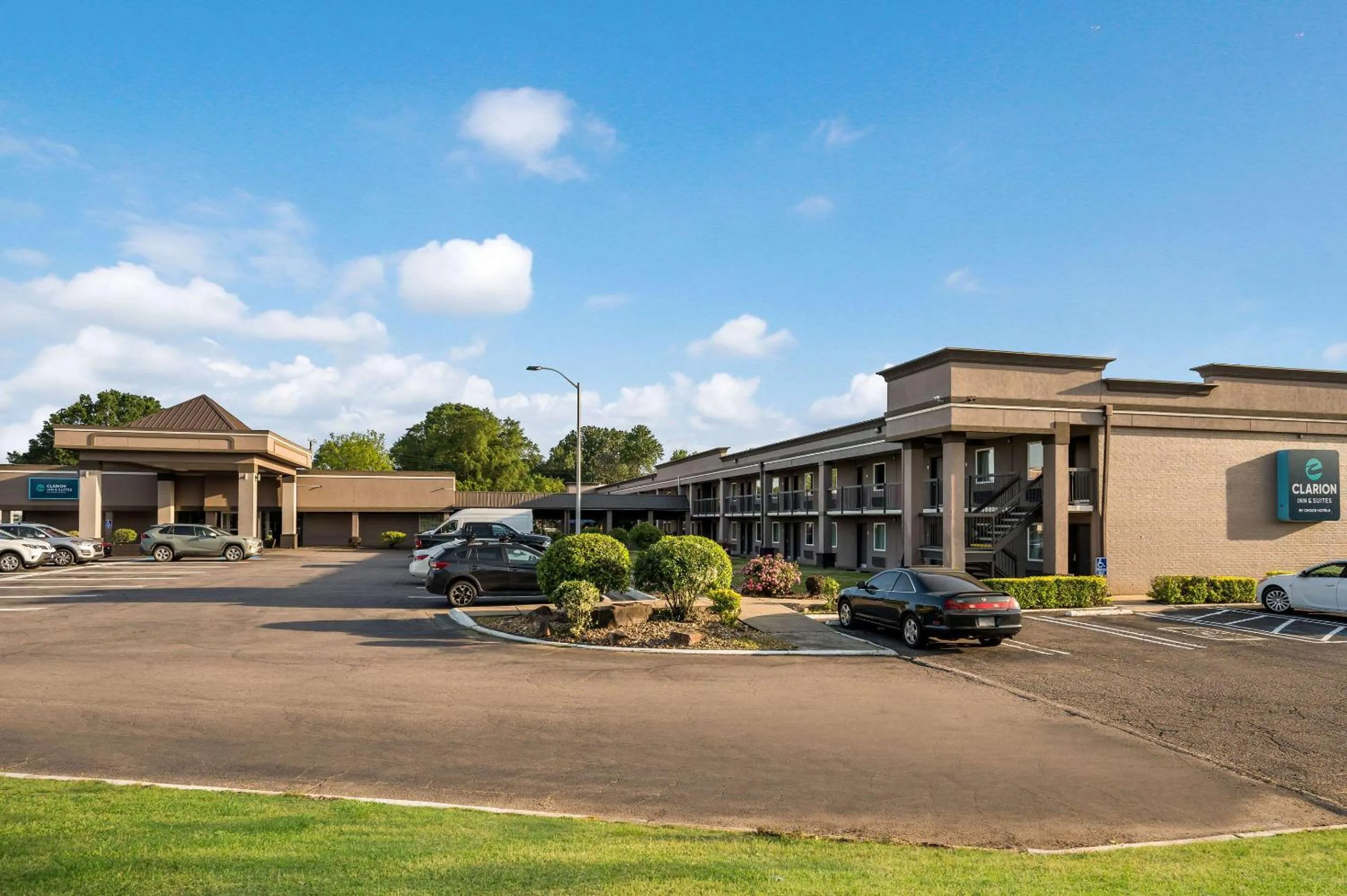 Property building in Clarion Inn & Suites Russellville I-40