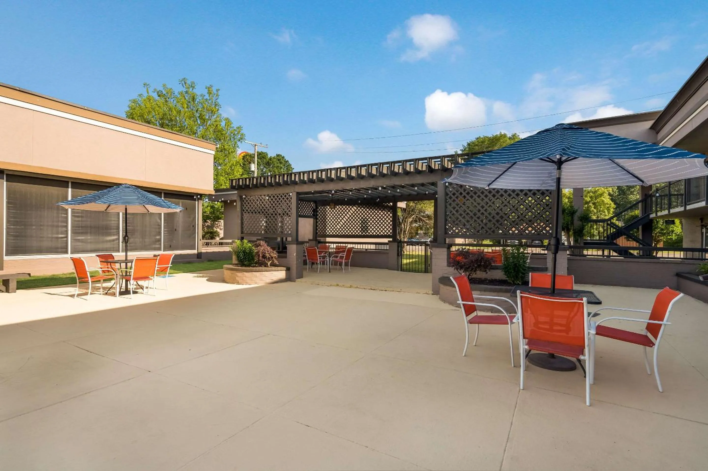 Swimming pool in Clarion Inn & Suites Russellville I-40