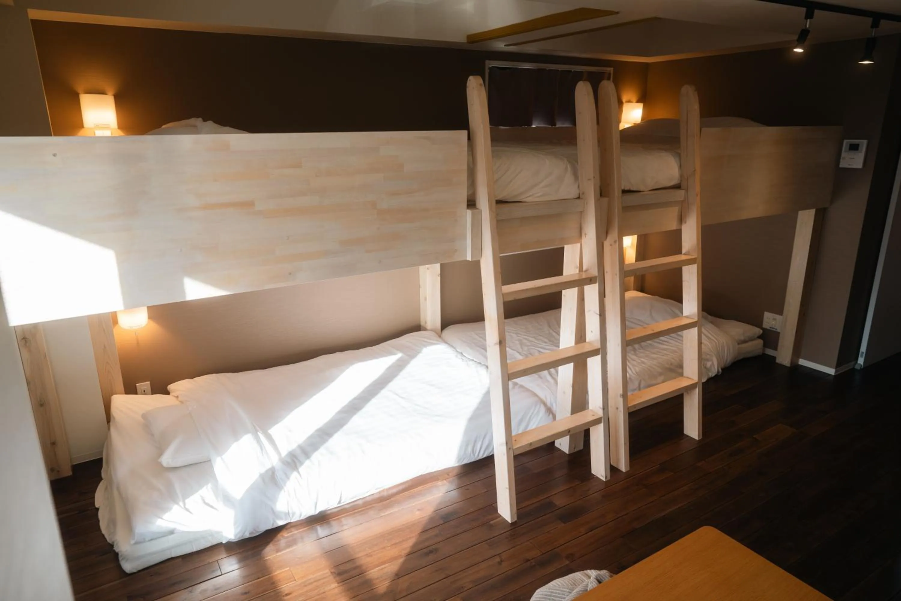 Bed in Condominium MIRAHAKONE