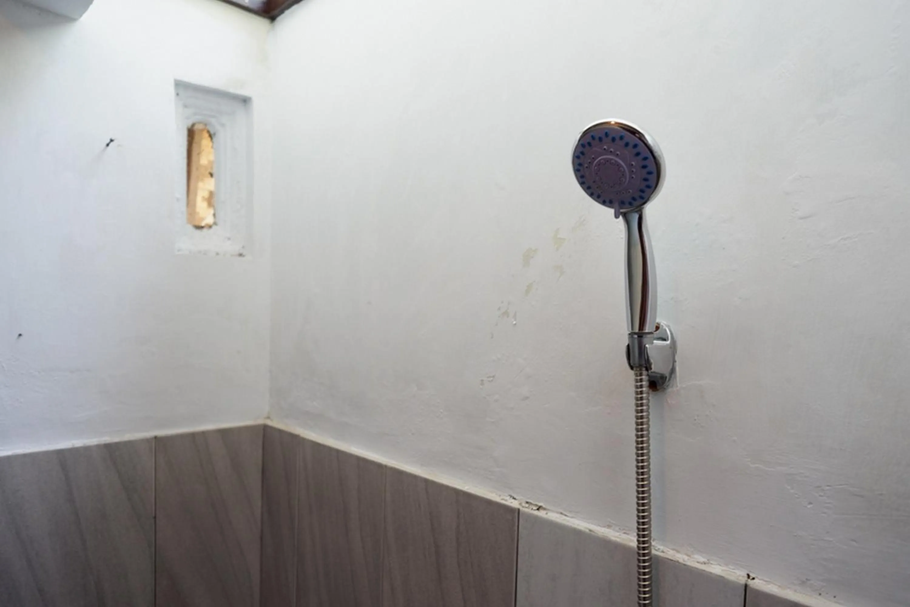 Bathroom in RedDoorz @ Kampoeng Etnik Kebumen 2