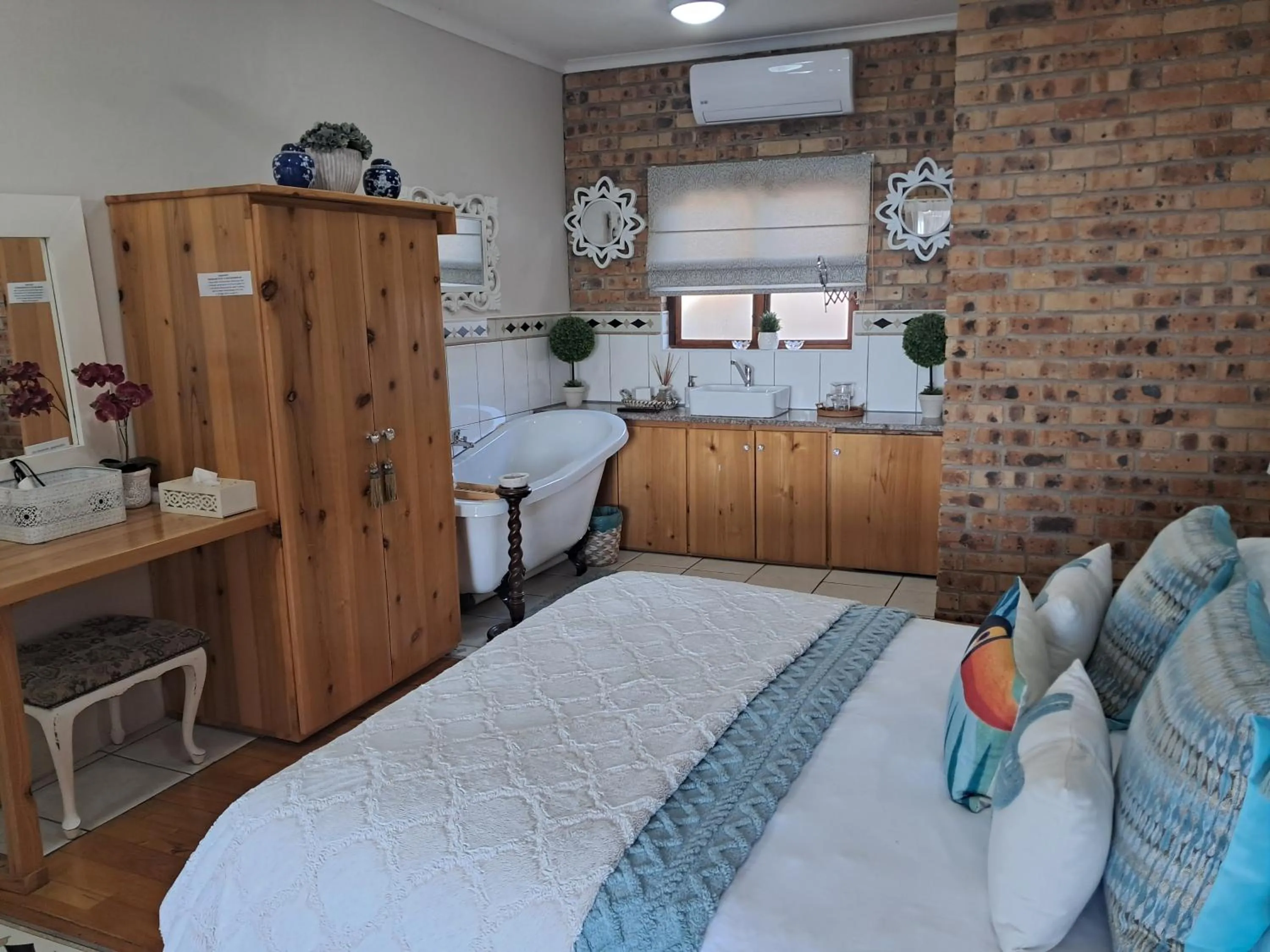 Bedroom, Bed in IRONWOOD LODGE