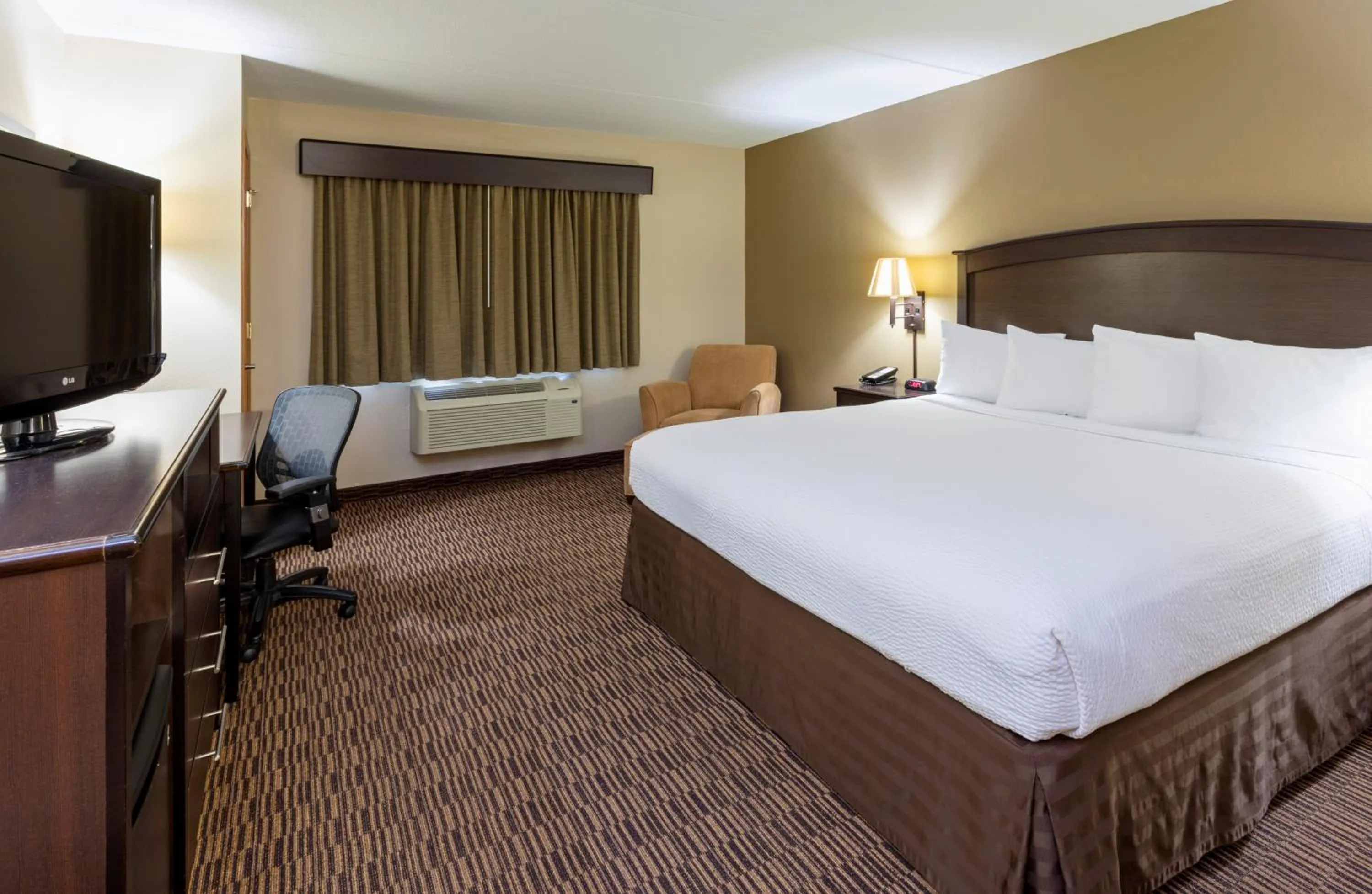 Bedroom, Bed in AmericInn by Wyndham Beaver Dam