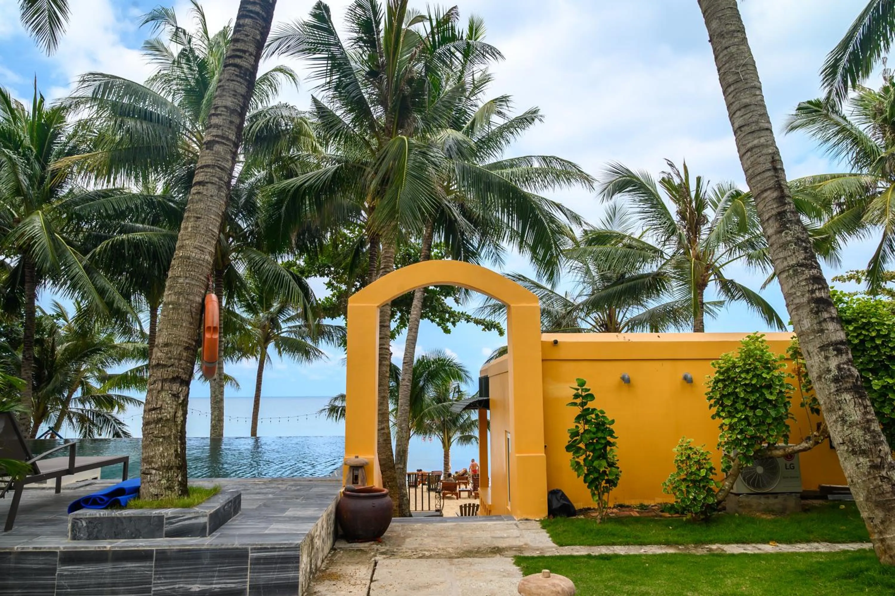 Spring in Vida Loca Sunset Beach Resort