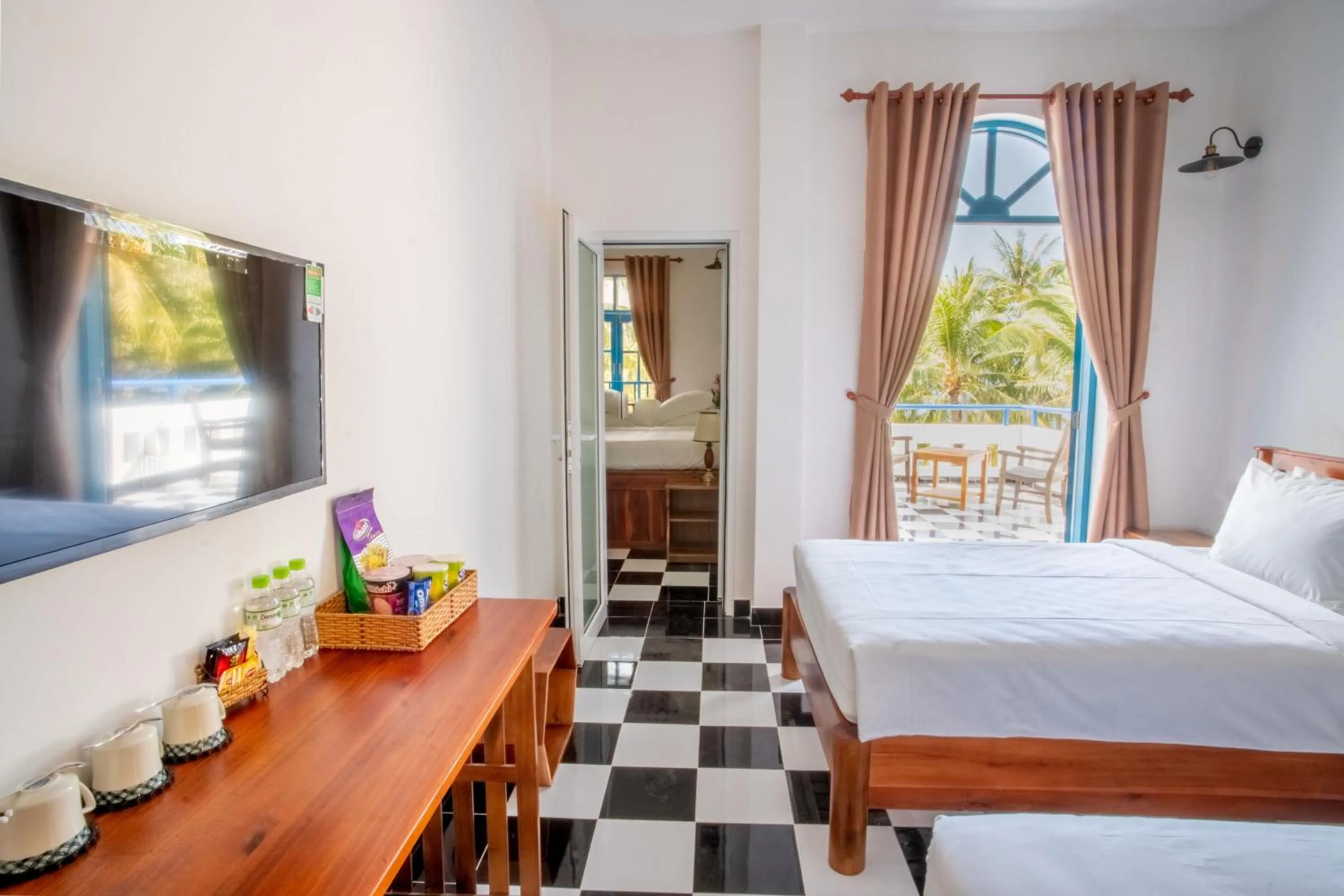 Bed in Vida Loca Sunset Beach Resort