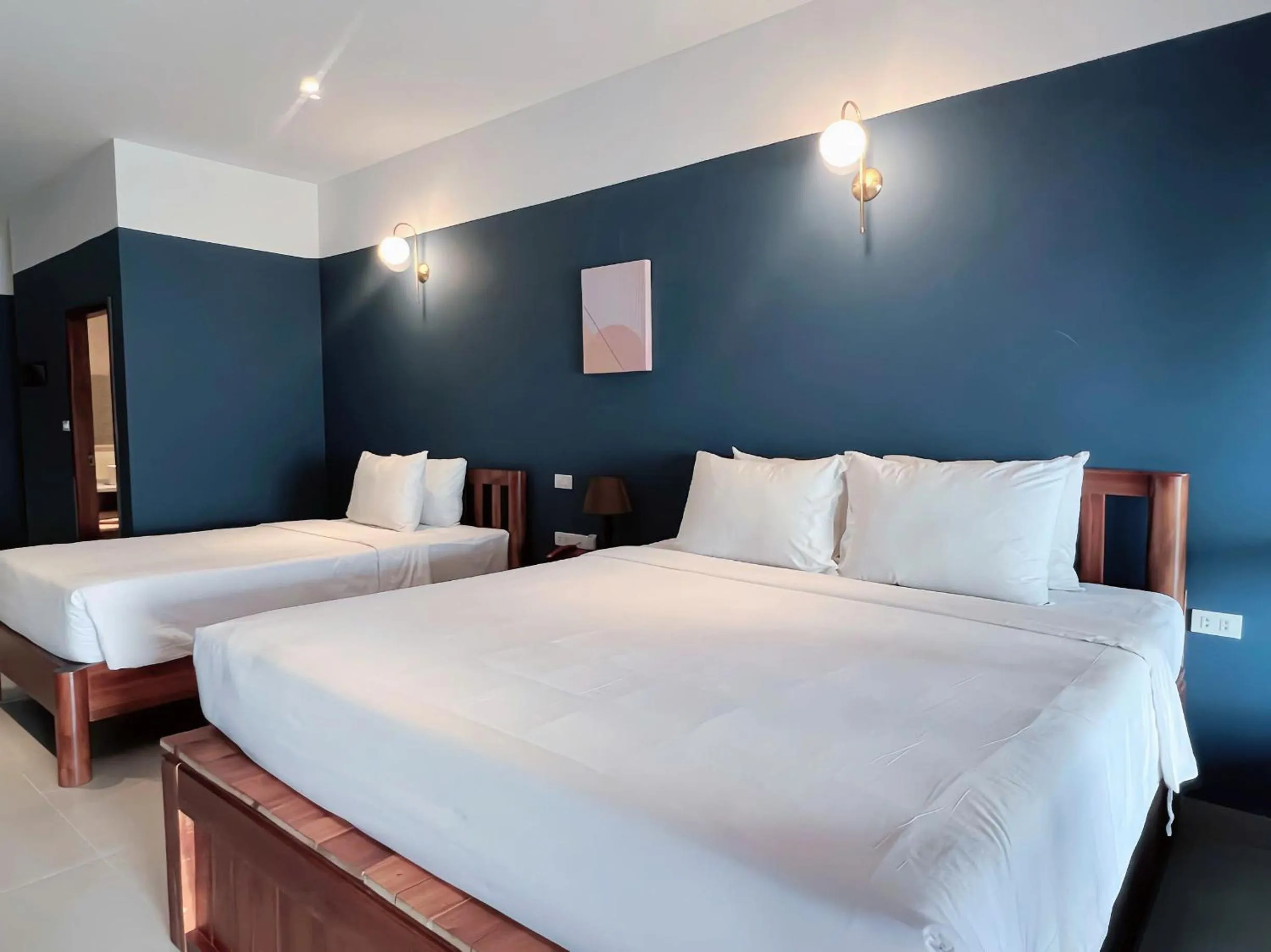 Bed in Vida Loca Sunset Beach Resort