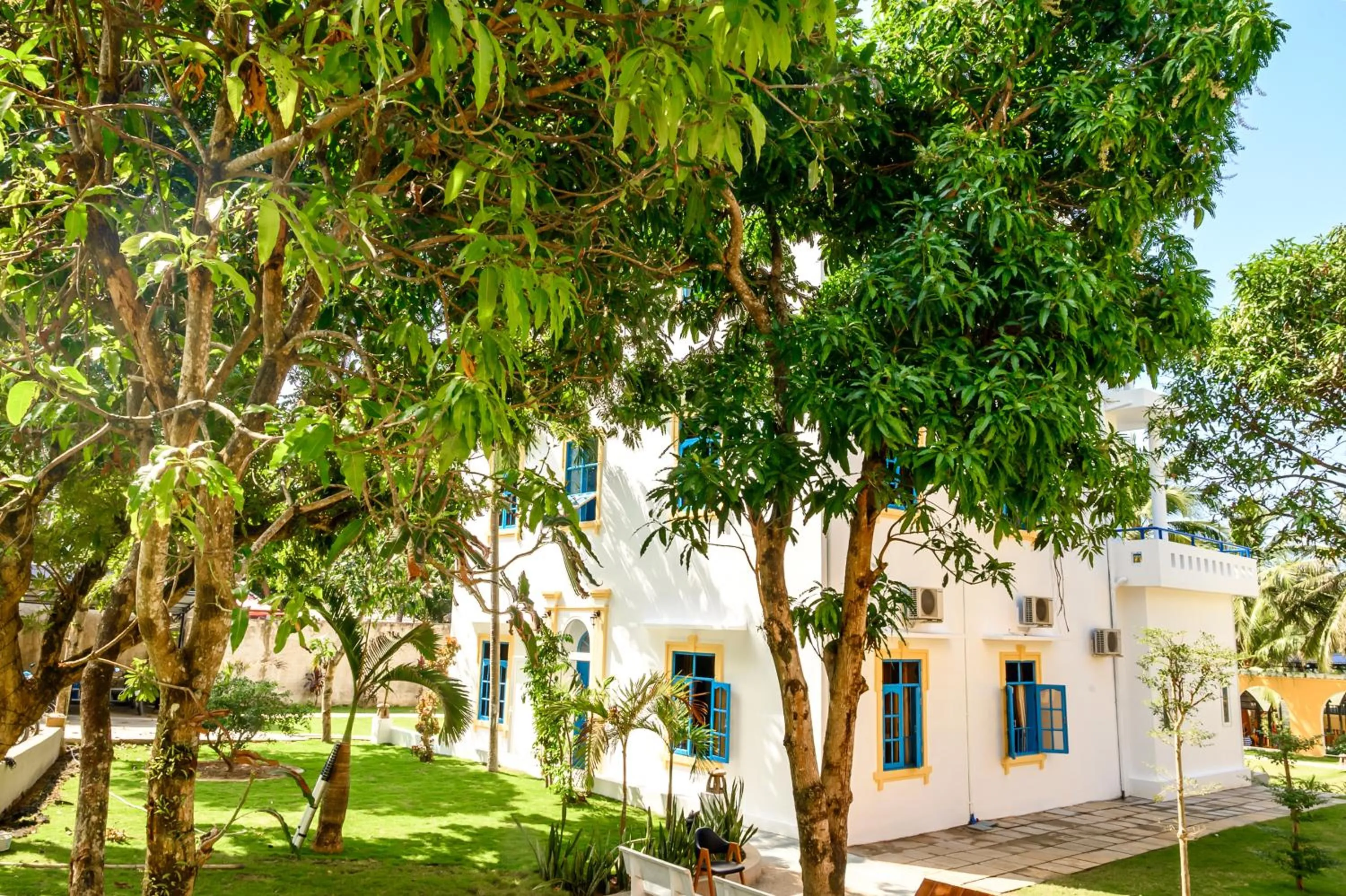 Property building in Vida Loca Sunset Beach Resort