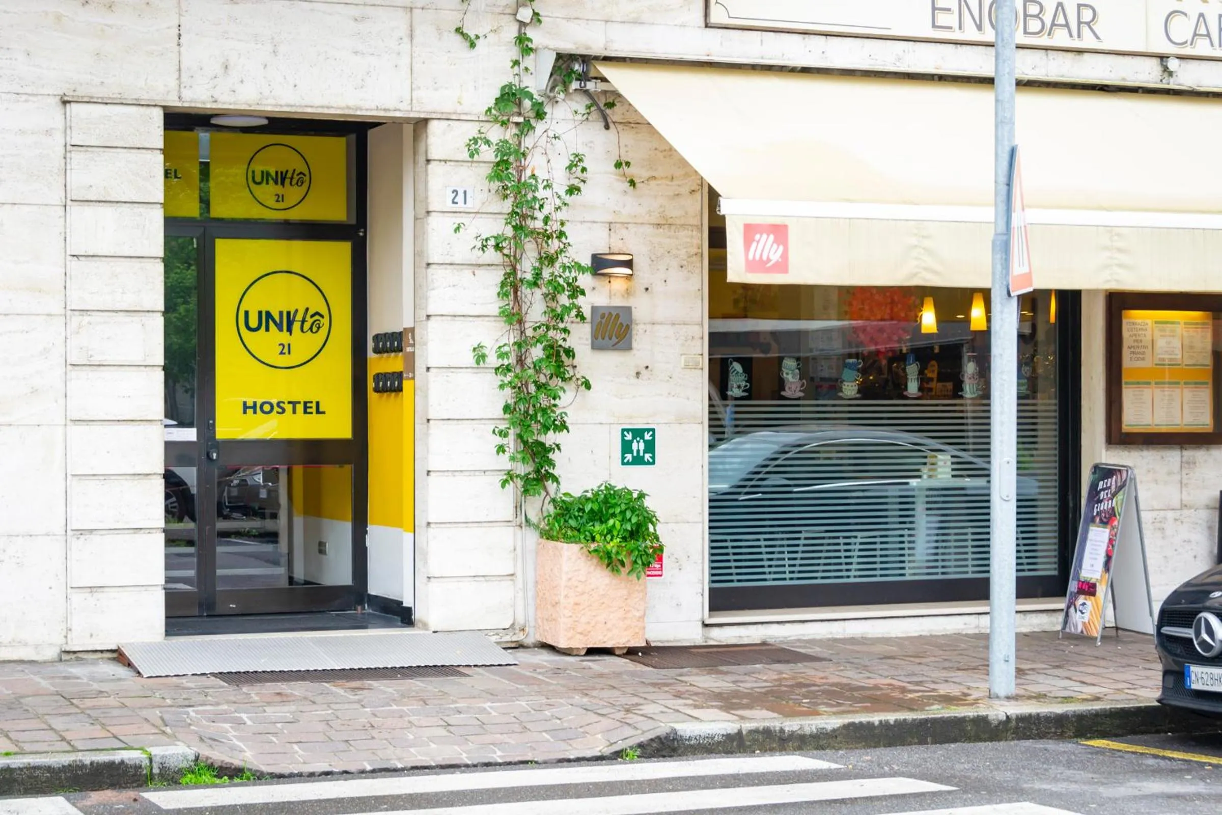 Facade/entrance in UniHo Hostel