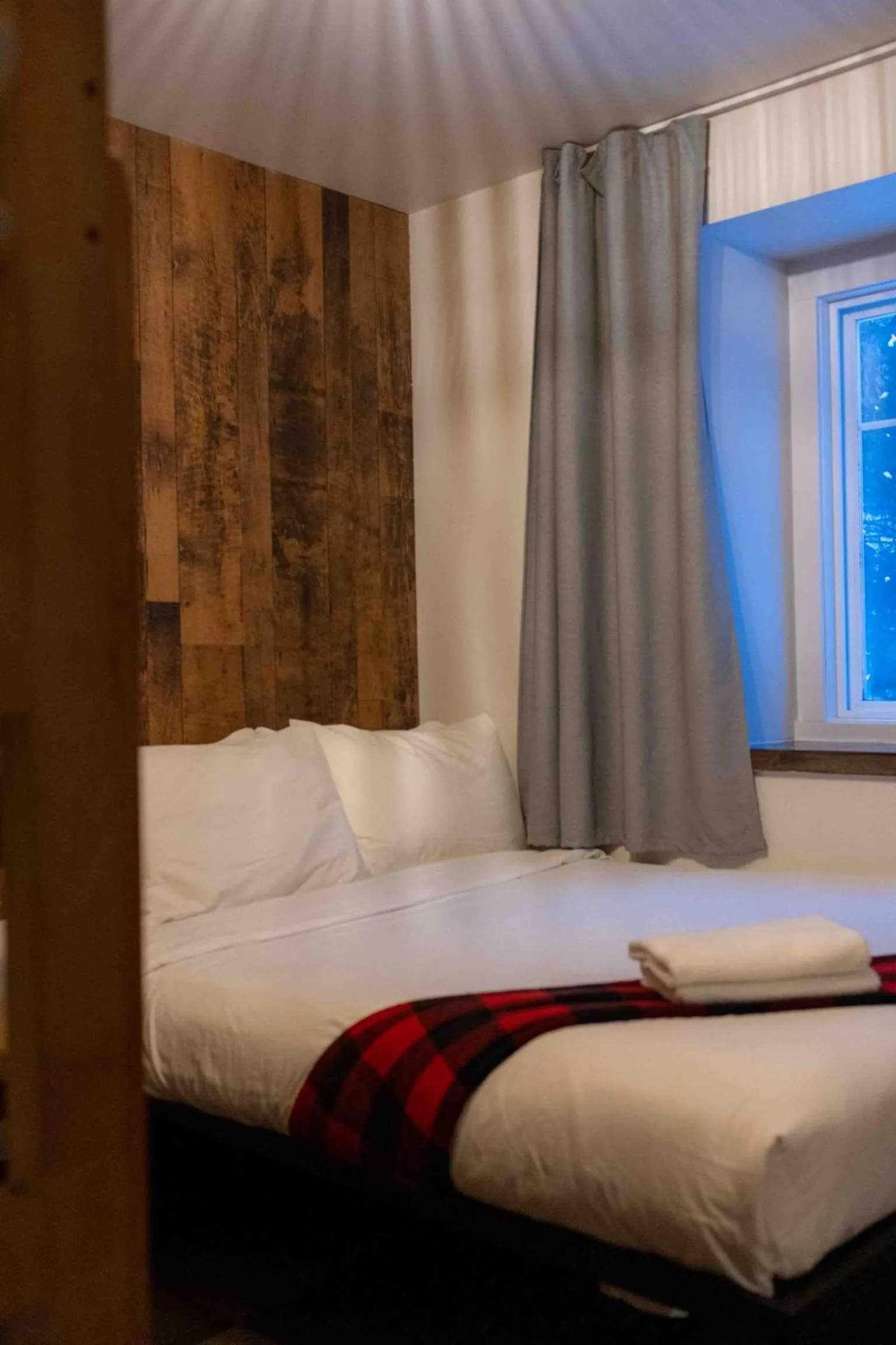 Bed in Auberge Manitonga